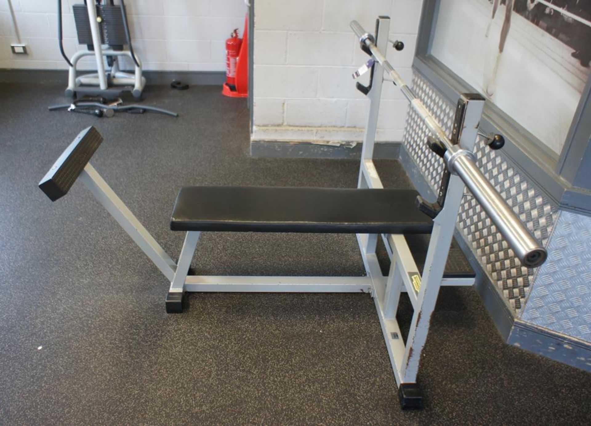 Technogym Weight Bench and bar - Image 2 of 3