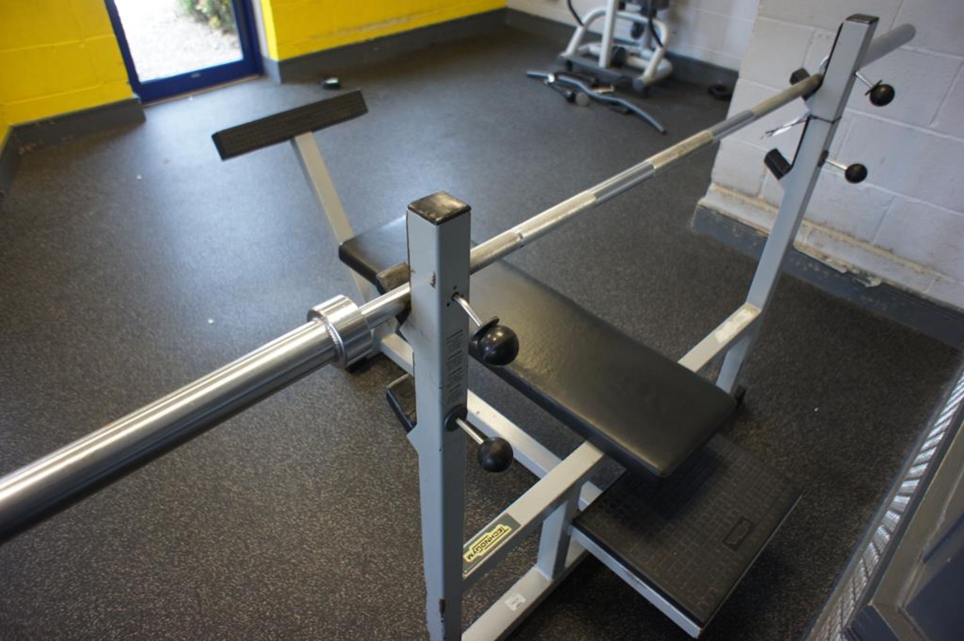 Technogym Weight Bench and bar - Image 3 of 3