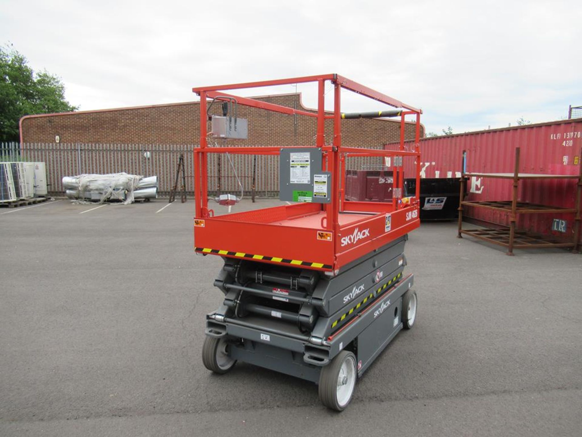 Skyjack SJIII 4626 DC ELECTRIC Scissor Lift - NO BUYERS PREMIUM - Image 3 of 16