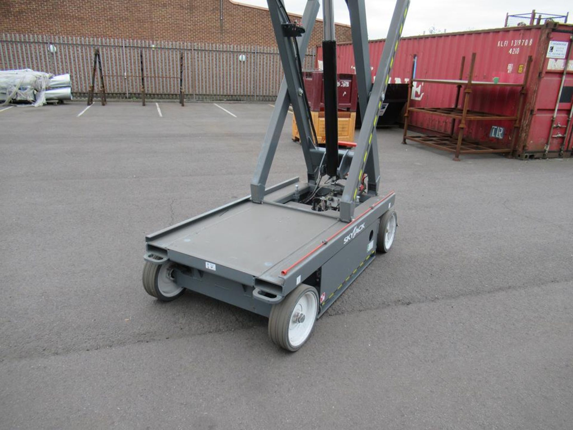 Skyjack SJIII 4626 DC ELECTRIC Scissor Lift - NO BUYERS PREMIUM - Image 14 of 16