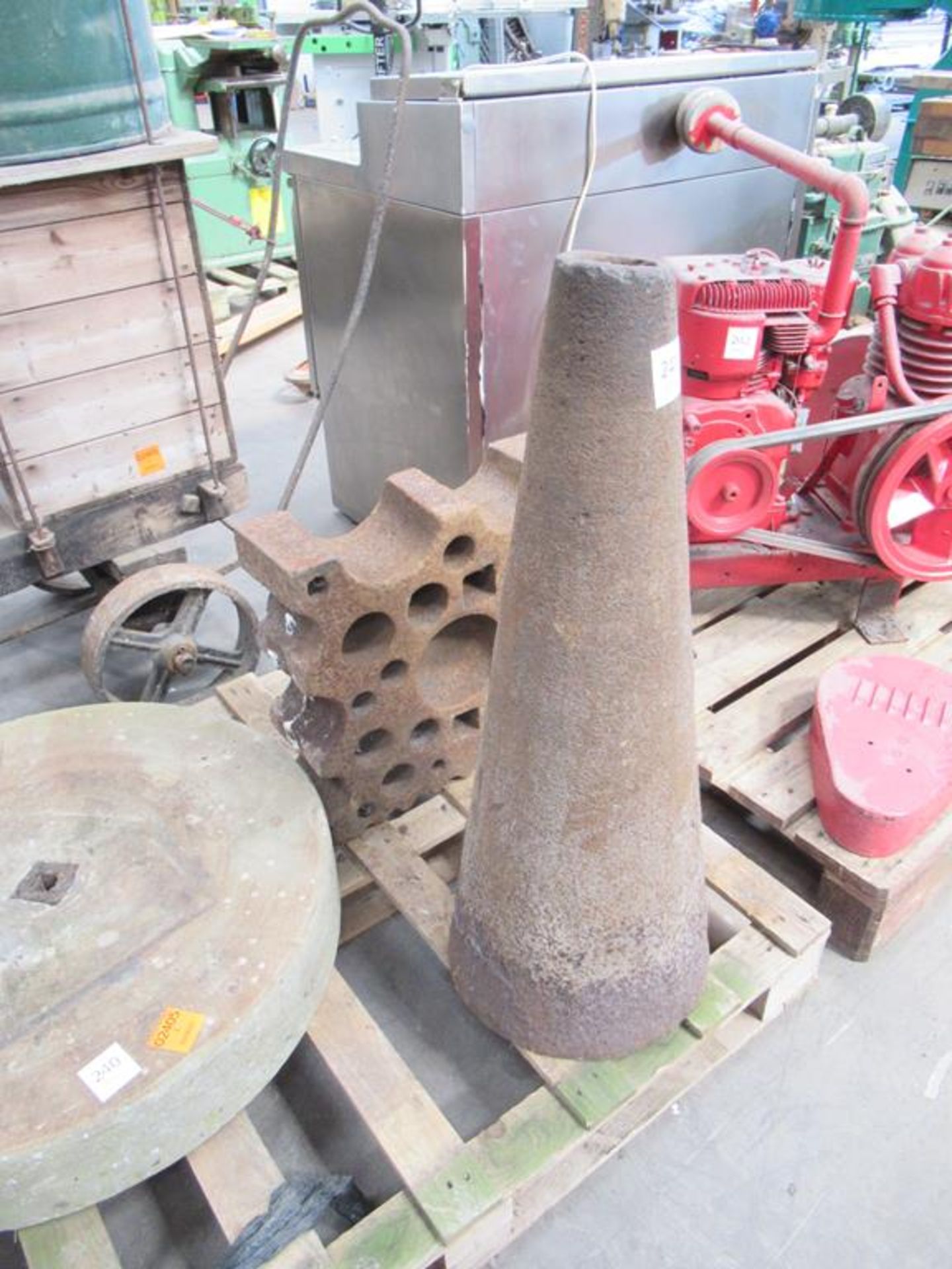 Blacksmiths Mandrel Cone, Together with a 19" Blacksmiths Swage Block - Image 2 of 4