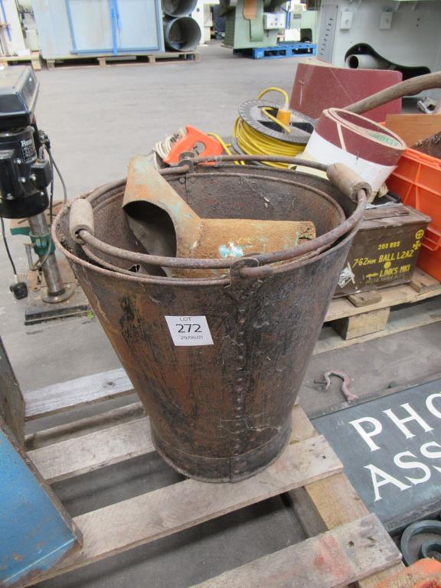 2 Vintage Metal Pales and 2 Oil Cans