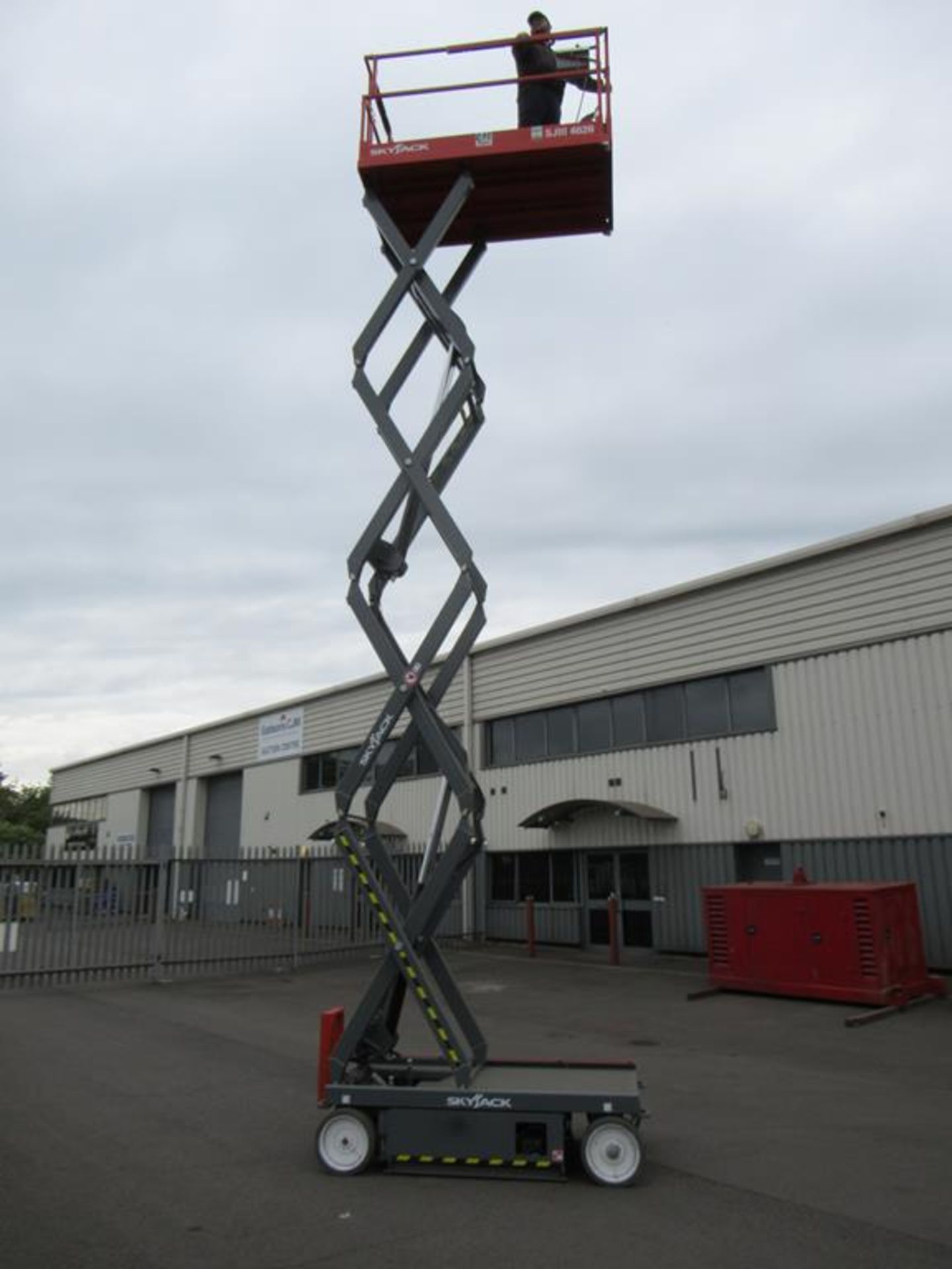 Skyjack SJIII 4626 DC ELECTRIC Scissor Lift - NO BUYERS PREMIUM - Image 11 of 16