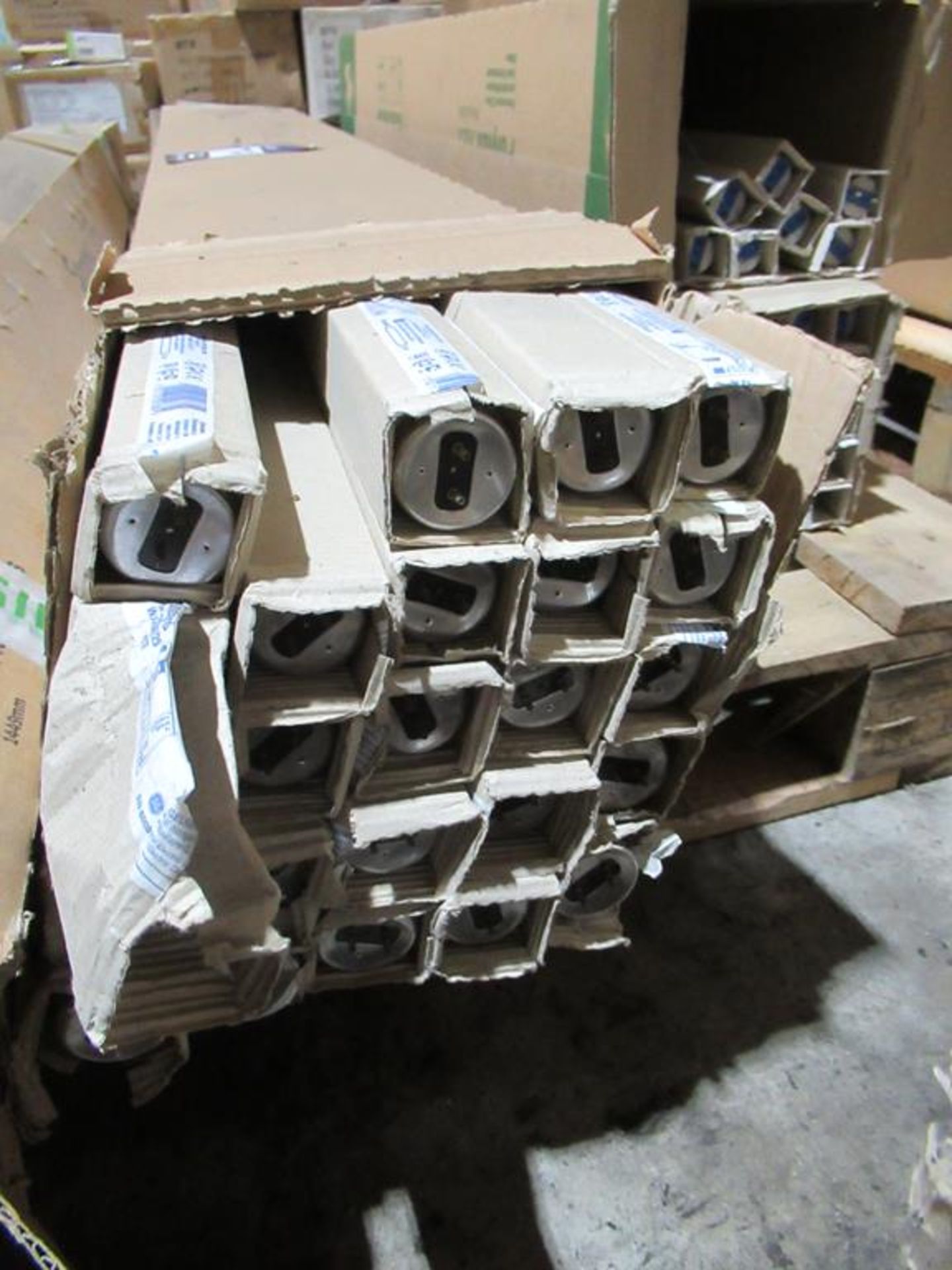 100 x Mixed Pallet of GE T5 tubes OEM Trade Price £265 - Image 4 of 5