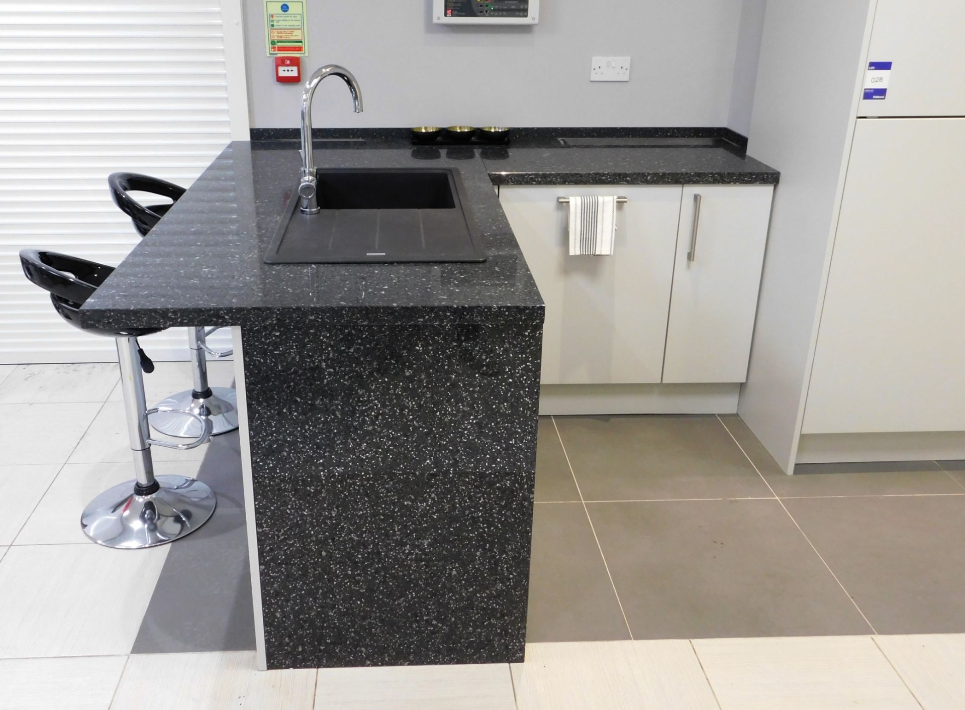 Kitchen Set to include L Shaped Granite Worktop/Br - Image 4 of 8