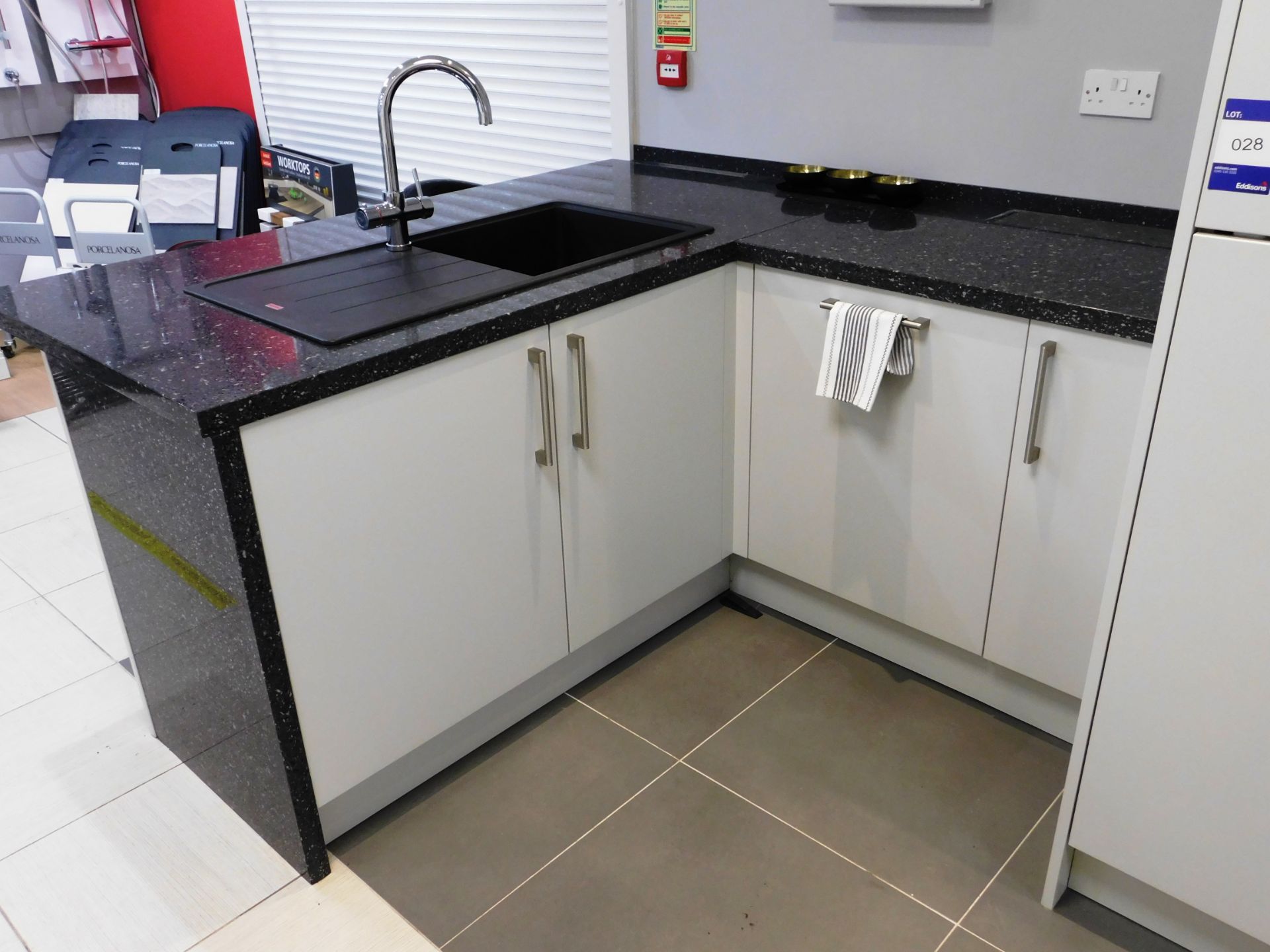 Kitchen Set to include L Shaped Granite Worktop/Br - Image 3 of 8