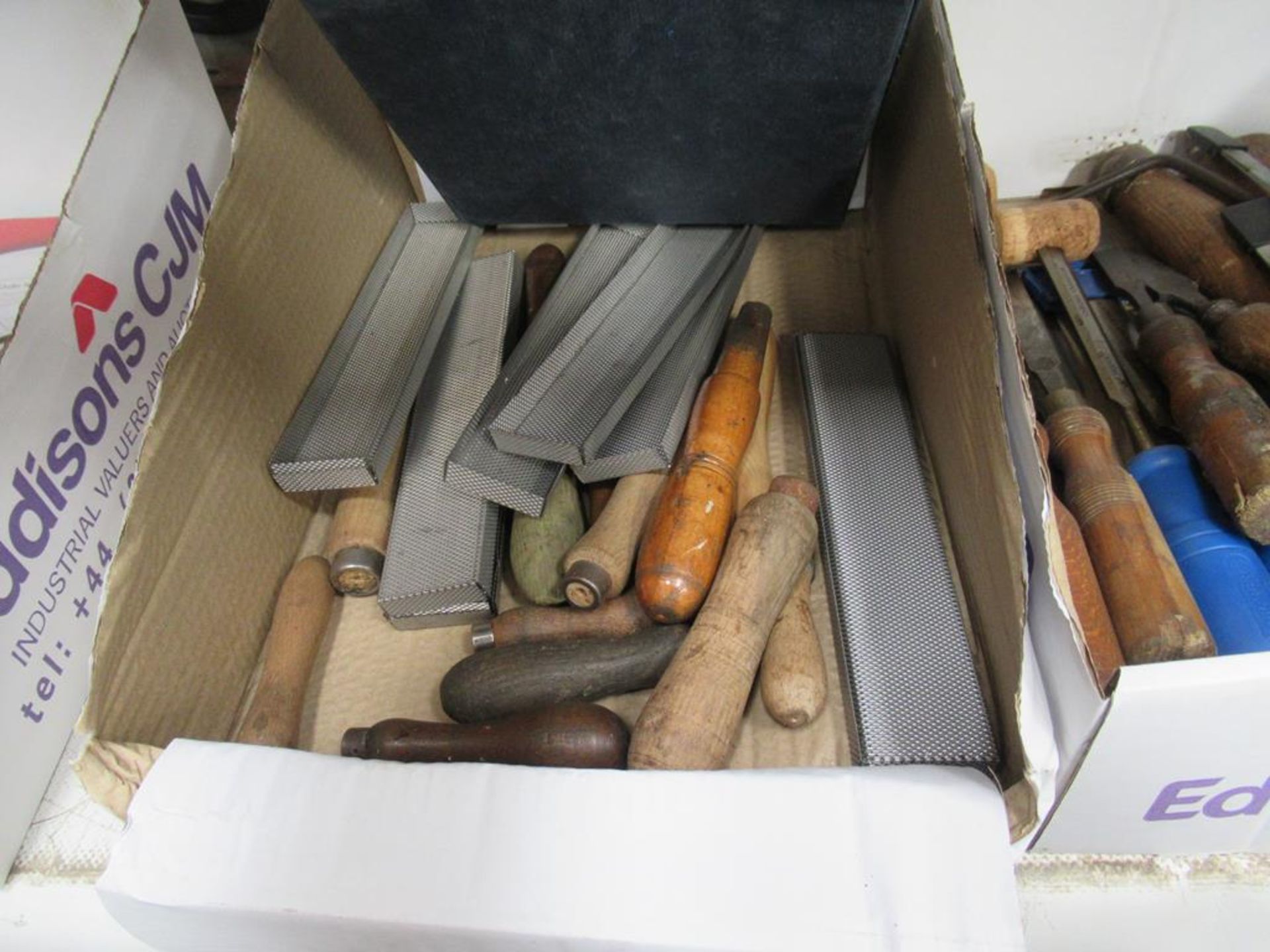 Contents of 2 boxes to include various Woodworking Chisels and Cold Chisels along with various Circu - Image 4 of 5