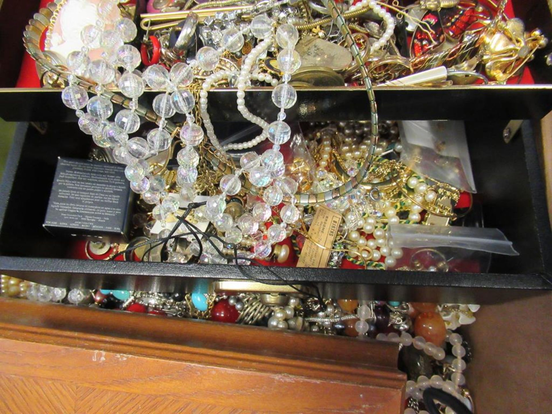 An Enormous Collection of Vintage Costume Jewellery Including some Natural Gemstone Pieces - Image 3 of 5