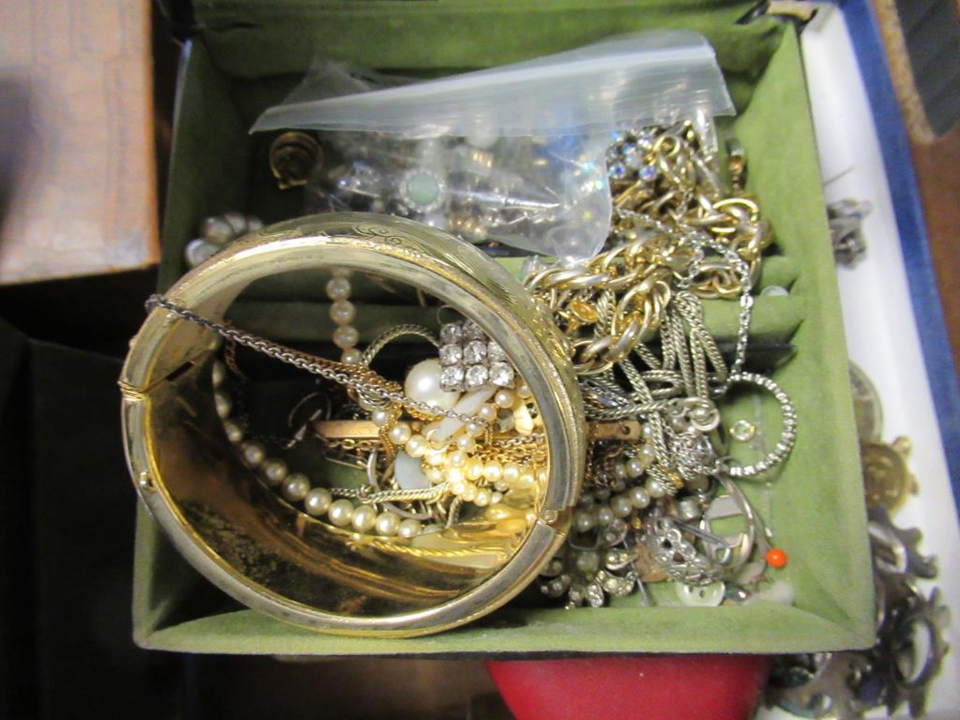 Large Collection of Vintage Costume Jewellery in Seven Vintage Boxes to include a collection of Mone - Image 9 of 10