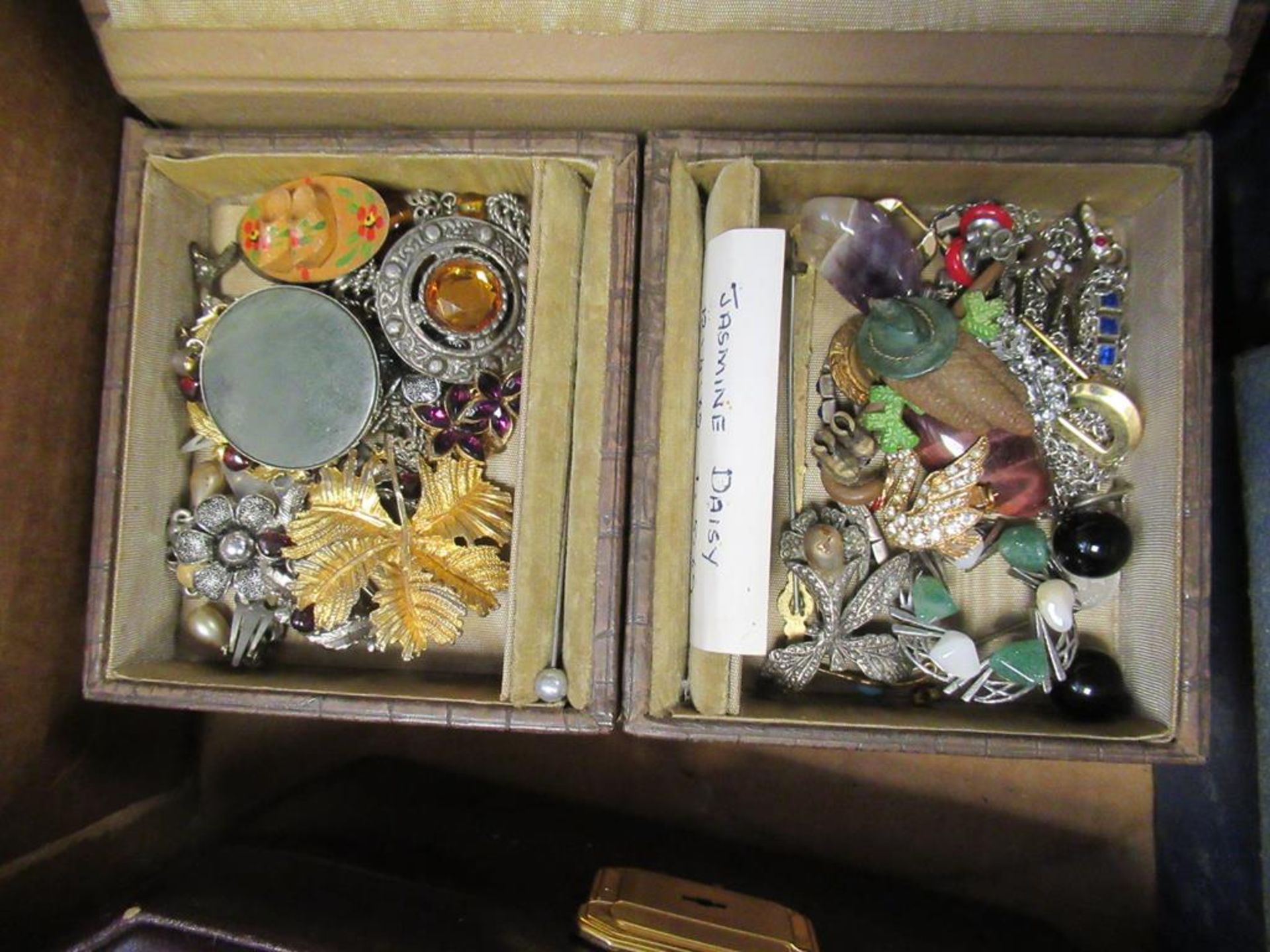 Large Collection of Vintage Costume Jewellery in Seven Vintage Boxes to include a collection of Mone - Image 7 of 10