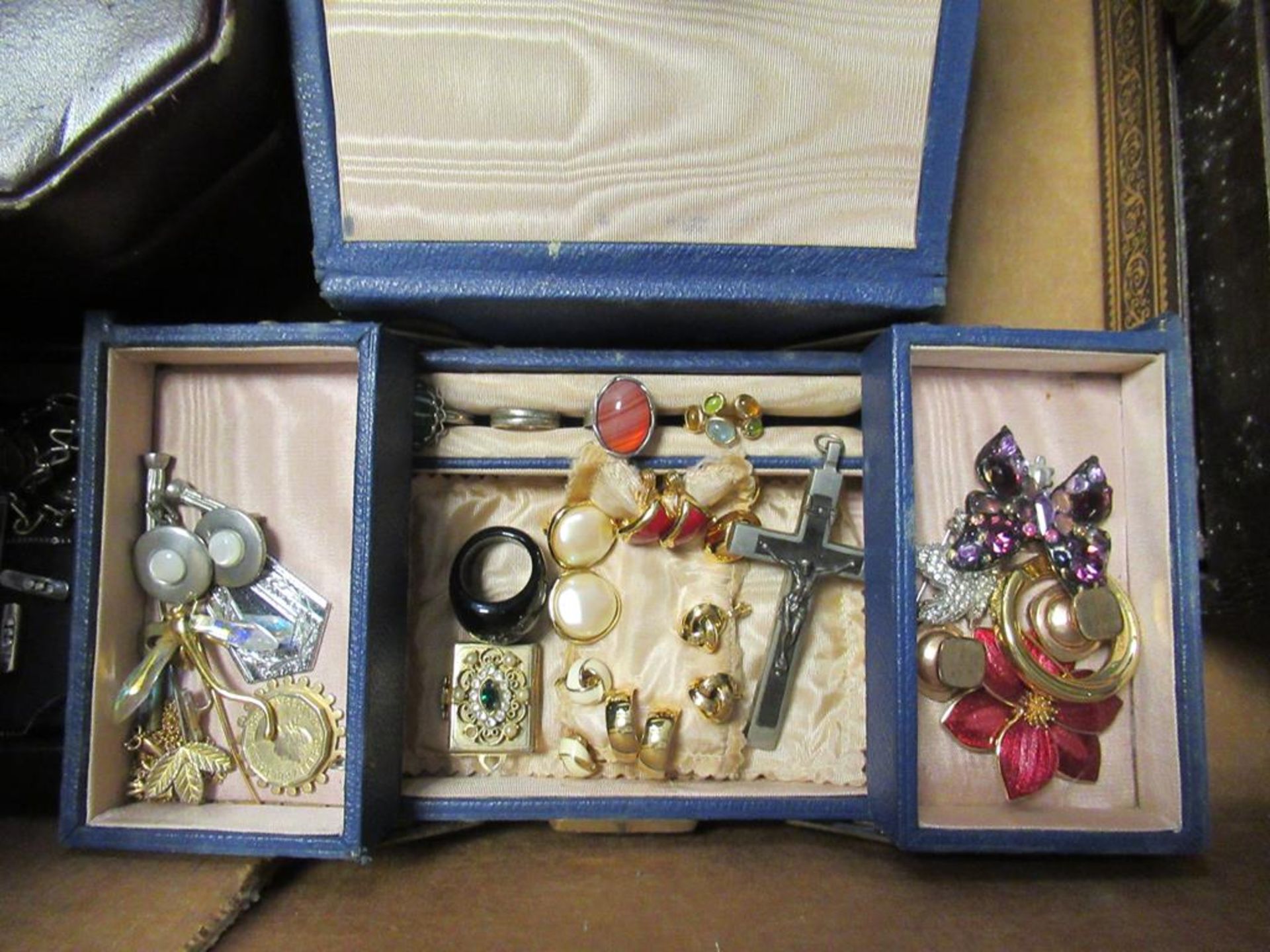 Large Collection of Vintage Costume Jewellery in Seven Vintage Boxes to include a collection of Mone - Image 5 of 10