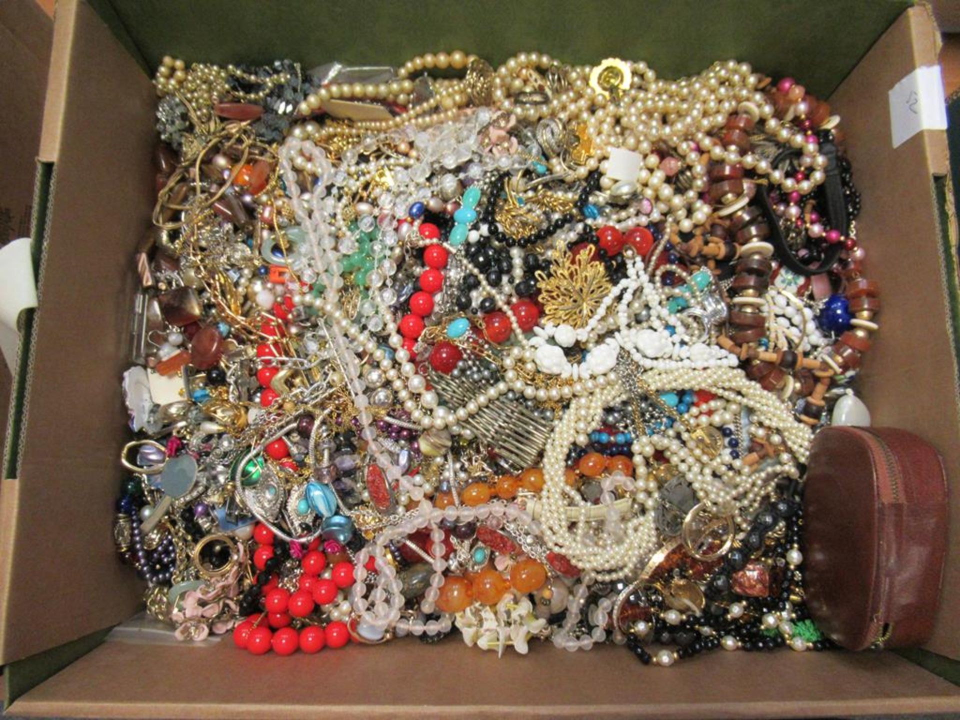 An Enormous Collection of Vintage Costume Jewellery Including some Natural Gemstone Pieces - Image 5 of 5