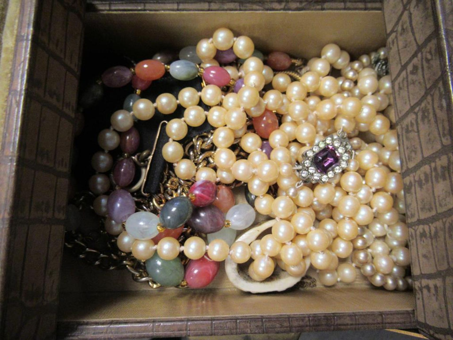 Large Collection of Vintage Costume Jewellery in Seven Vintage Boxes to include a collection of Mone - Image 8 of 10