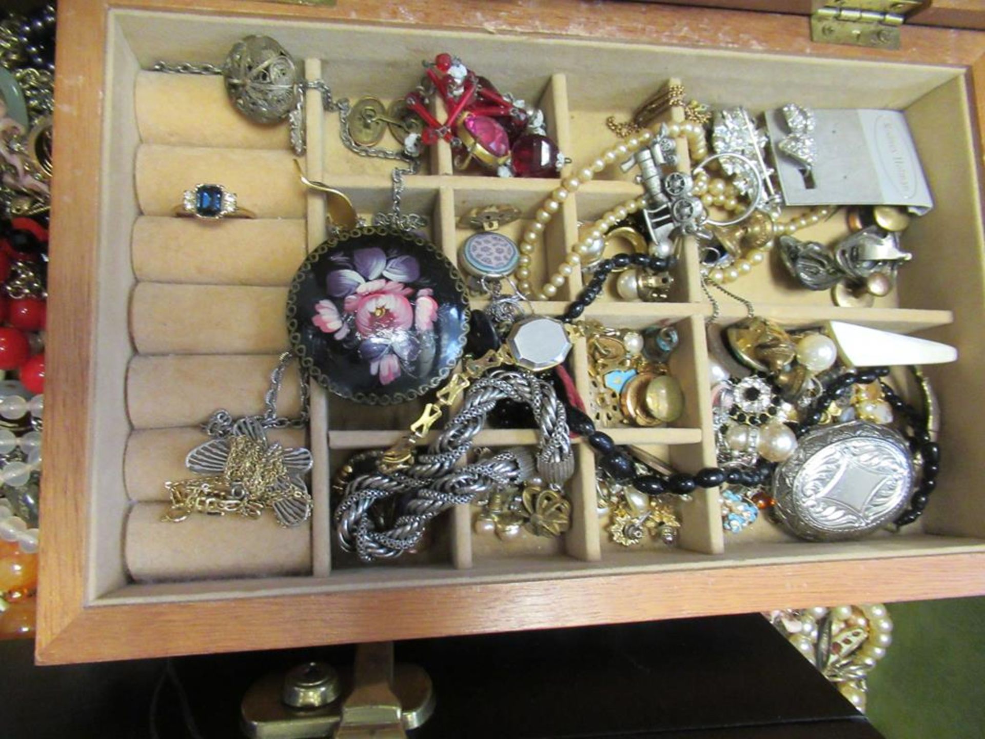 An Enormous Collection of Vintage Costume Jewellery Including some Natural Gemstone Pieces - Image 4 of 5