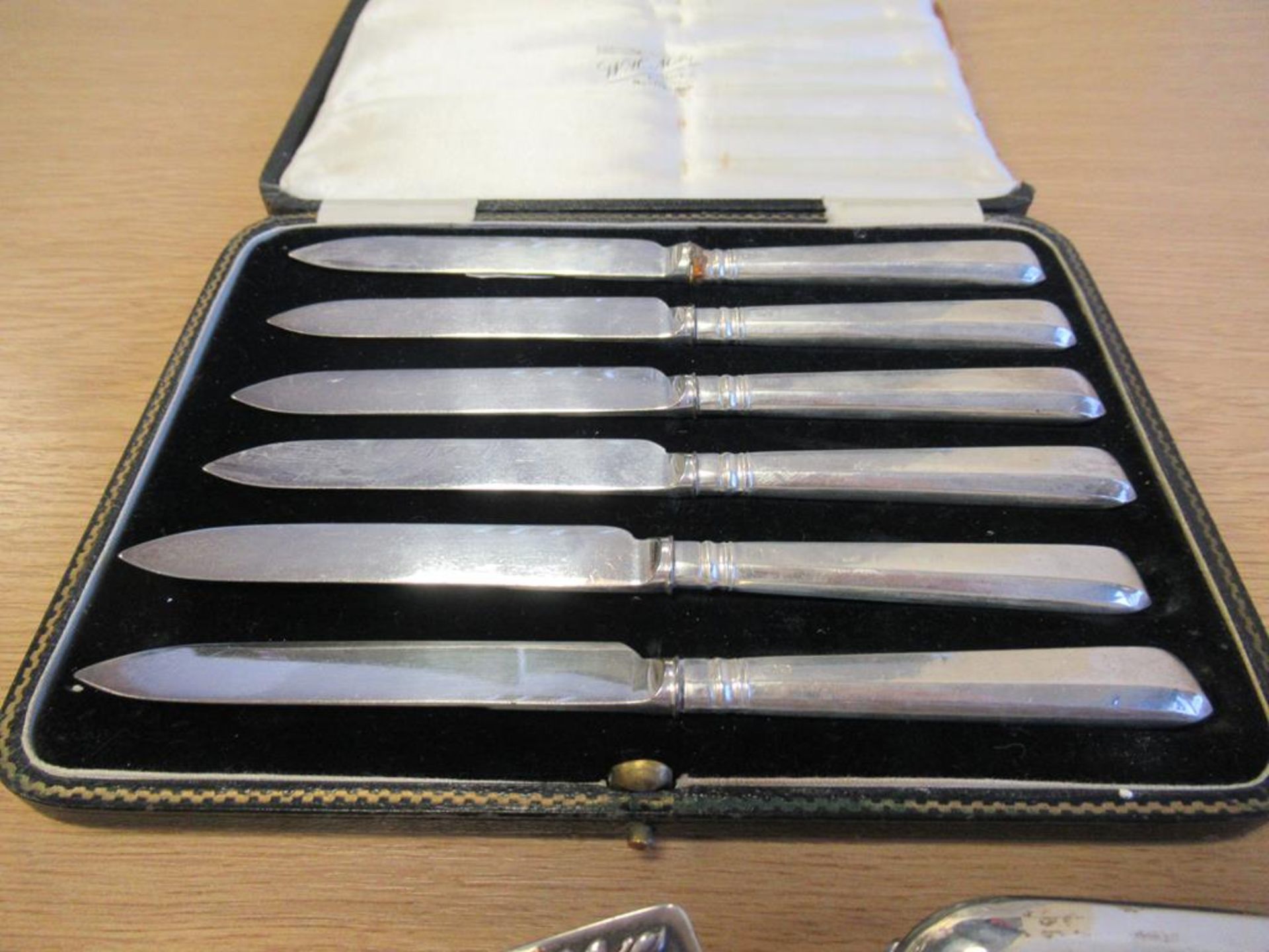 Five Edwardian Hallmarked Silver and Cut Glass Jars/Boxes Silver Handled Tea Knives, an unusual Fold - Image 5 of 5