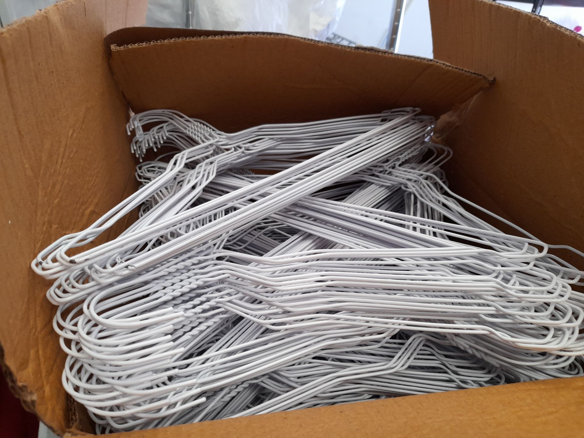 5 x Boxes of white suit hangers, approximately 2,000 - Image 4 of 4