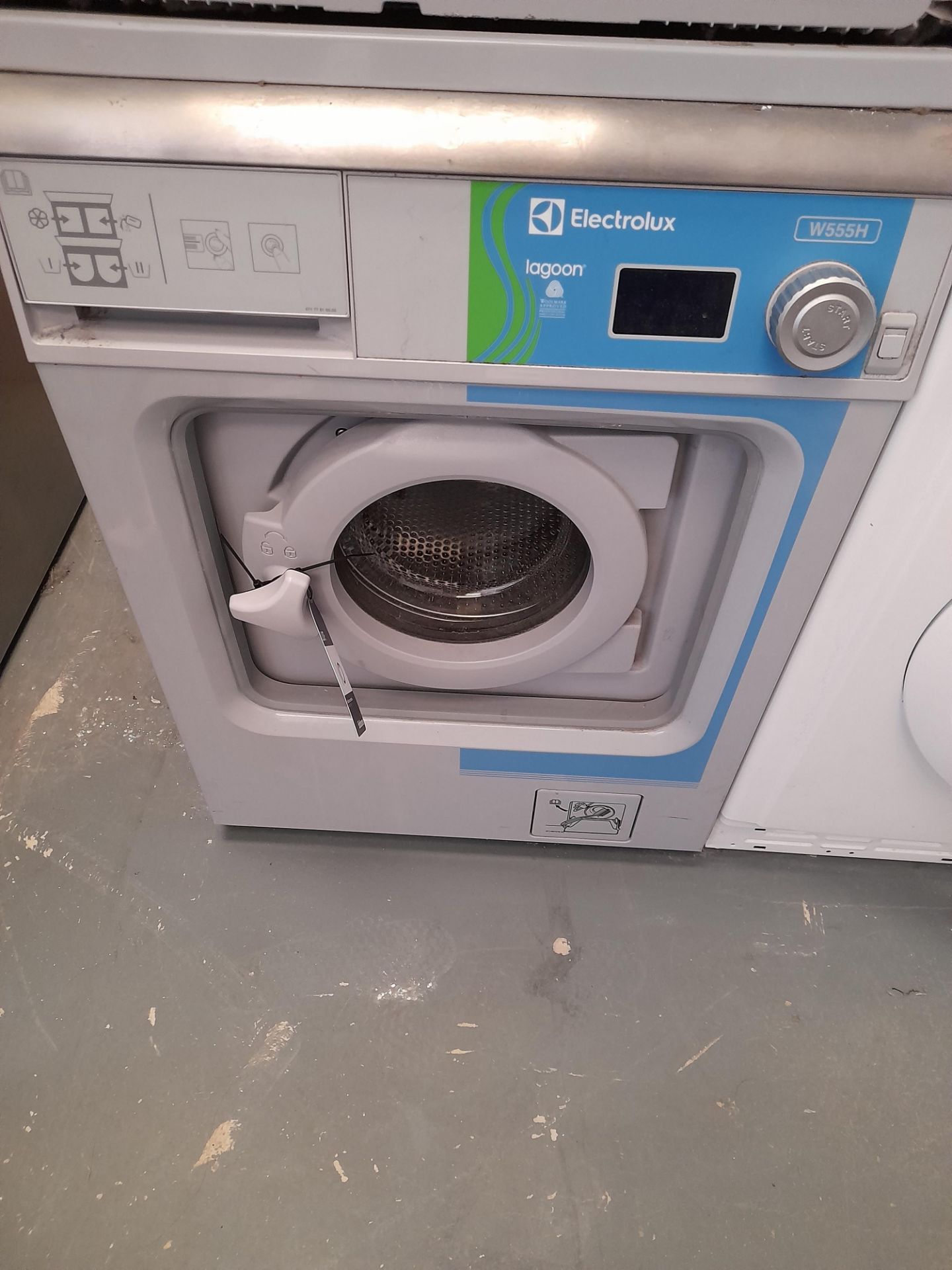 Electrolux Lagoon W555H commercial washing machine (Serial Number: 60055 / 0153947, Year: 2016, - Image 2 of 10