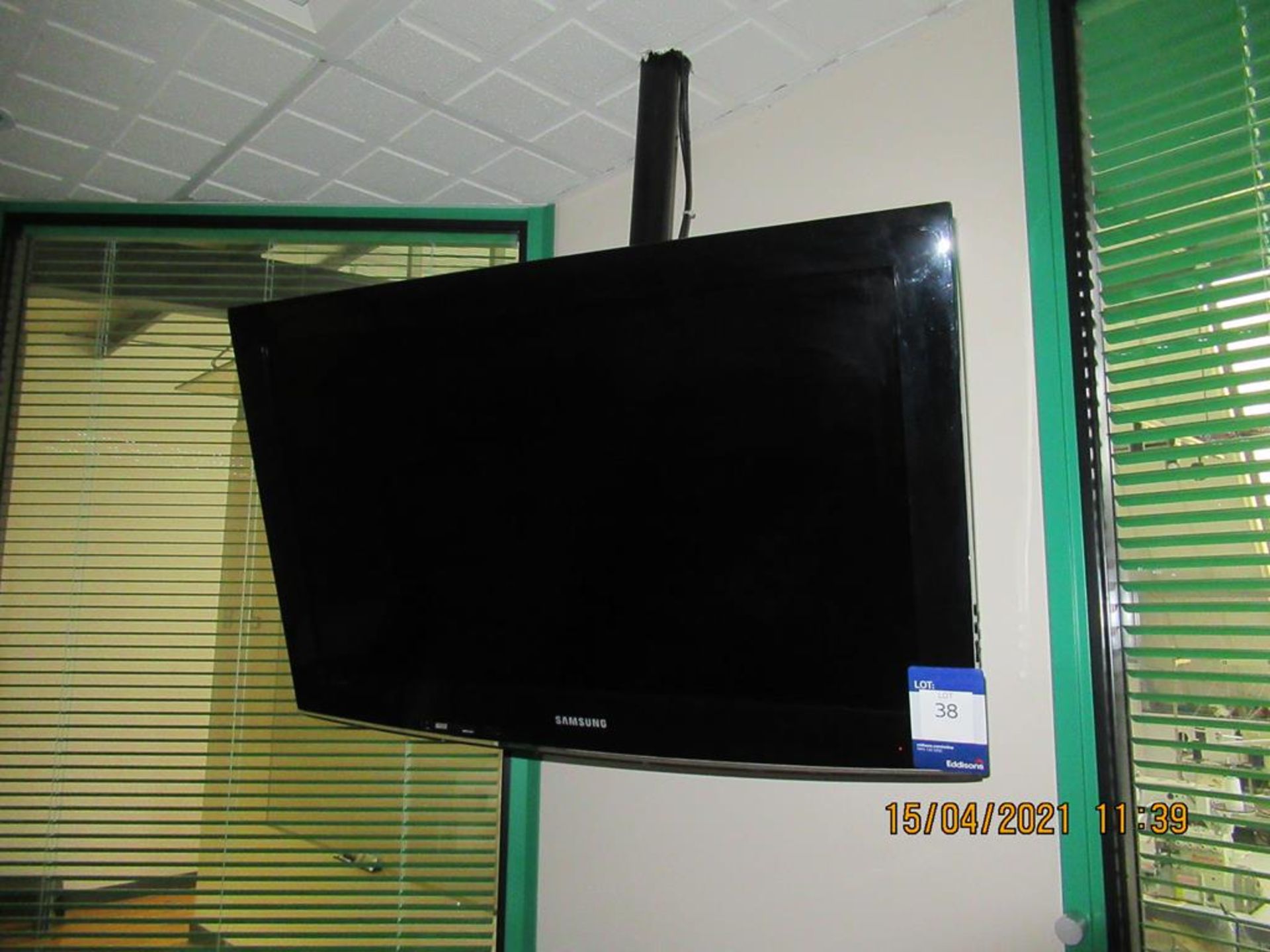 Samsung LE32A457C1D LCD TV with Remote Control.