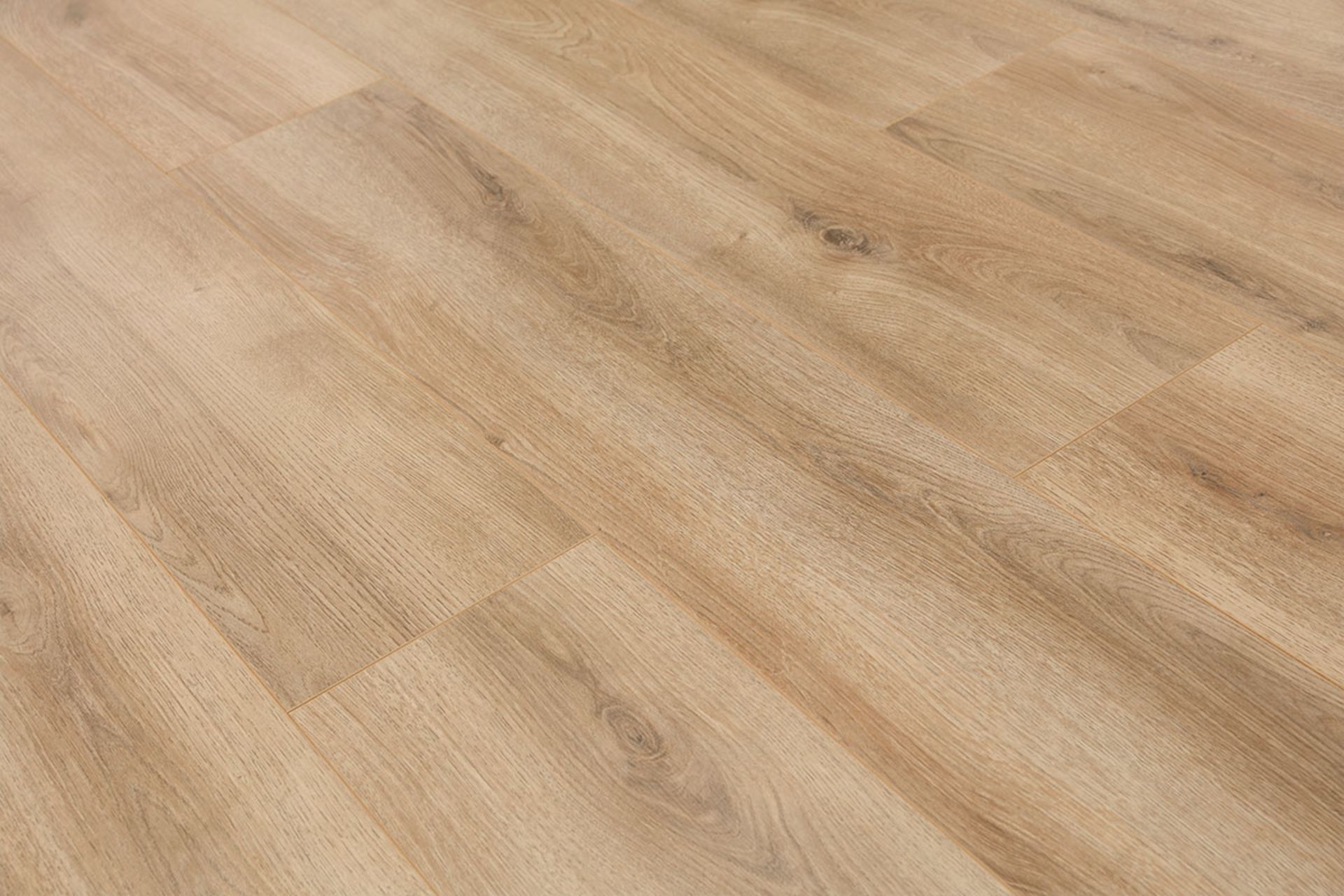 NEW 14.34m2 LAMINATE FLOORING SUMMER NATURAL OAK. With a warming natural oak tone, this floor is