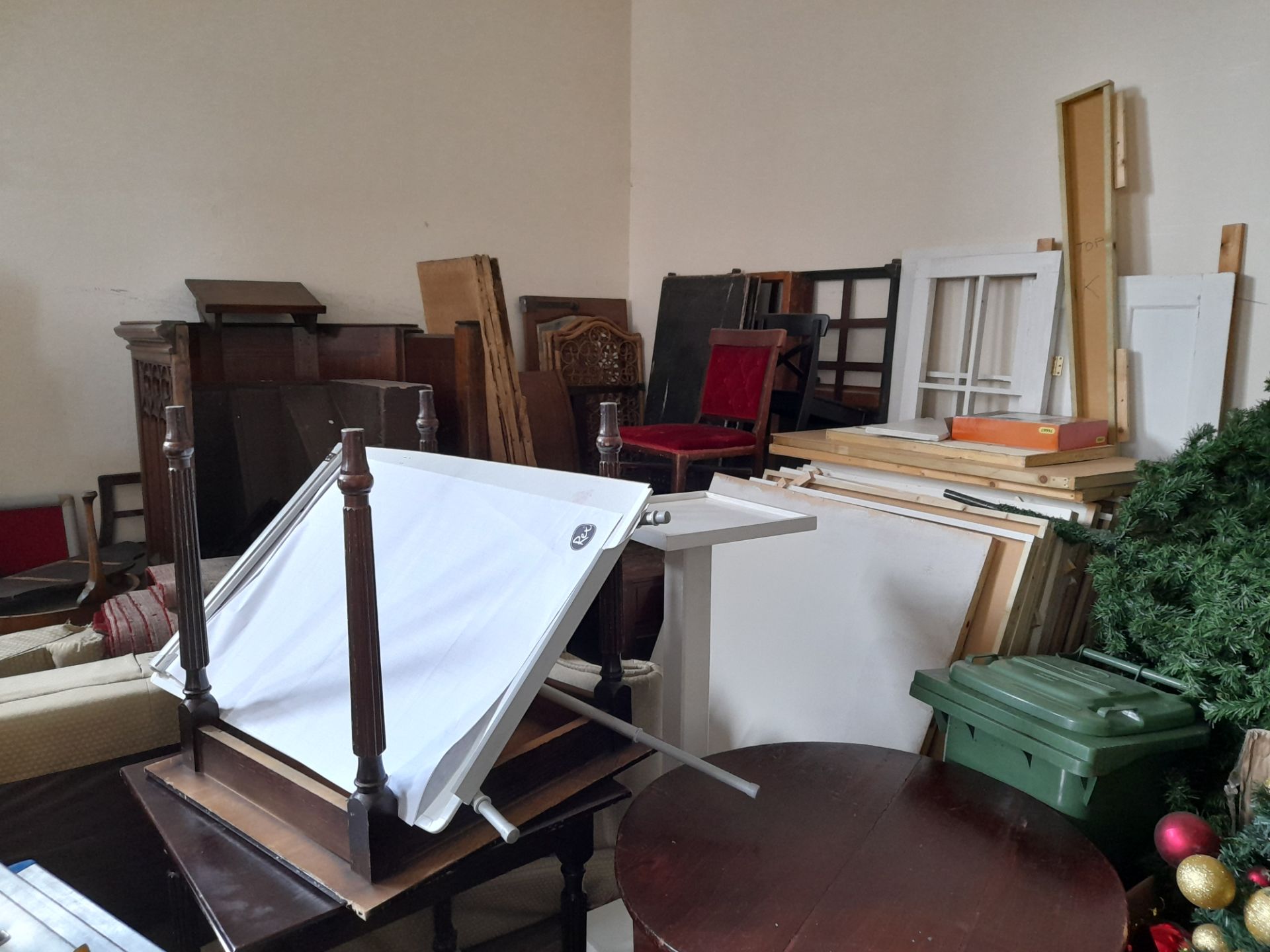 Remaining contents to Billiards Room, to exclude lotted items (lots: 283 – 303), primarily - Image 4 of 12