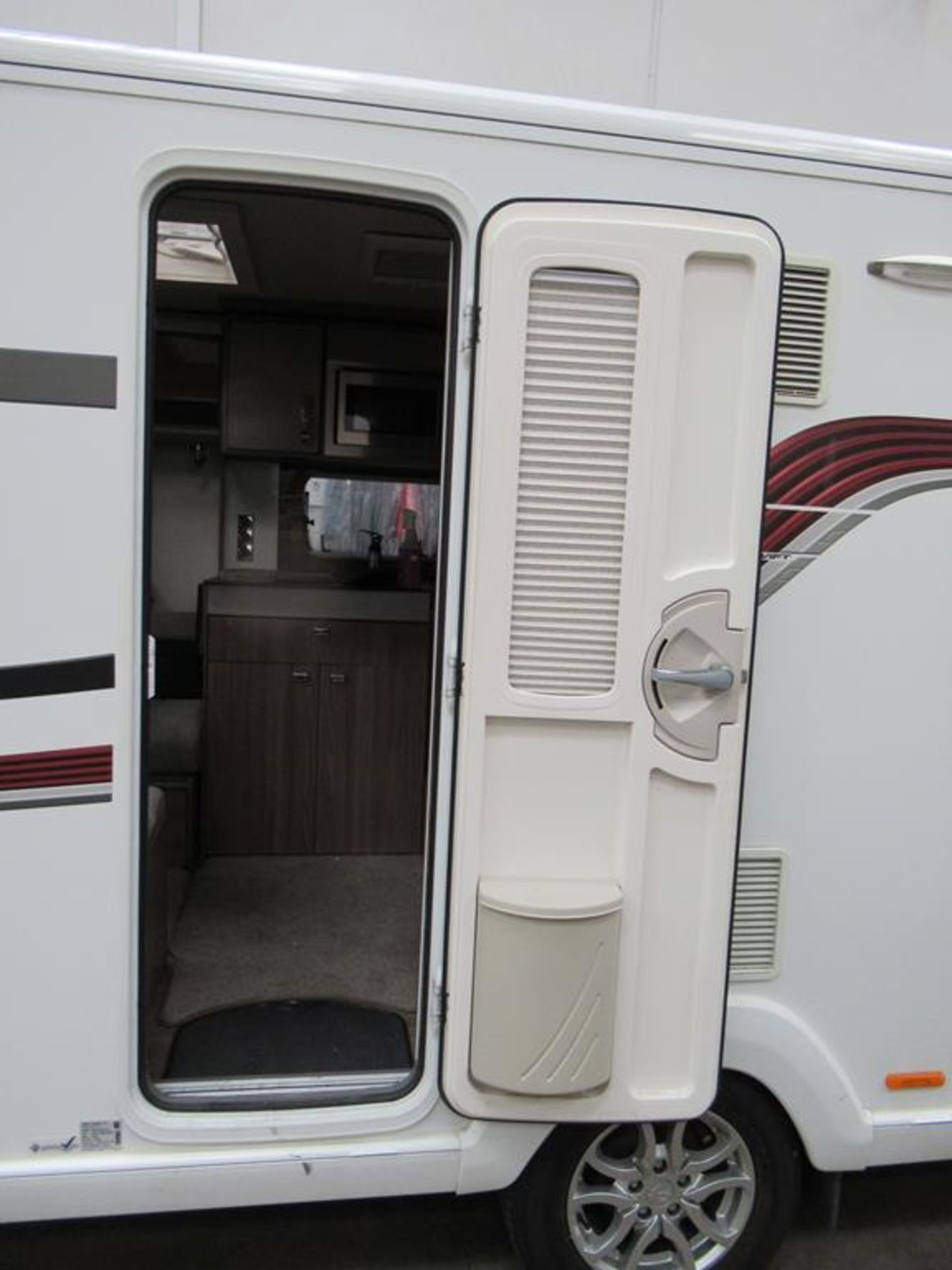 A 2015 Swift Conqueror 570 Model 4-berth Caravan - Image 15 of 56