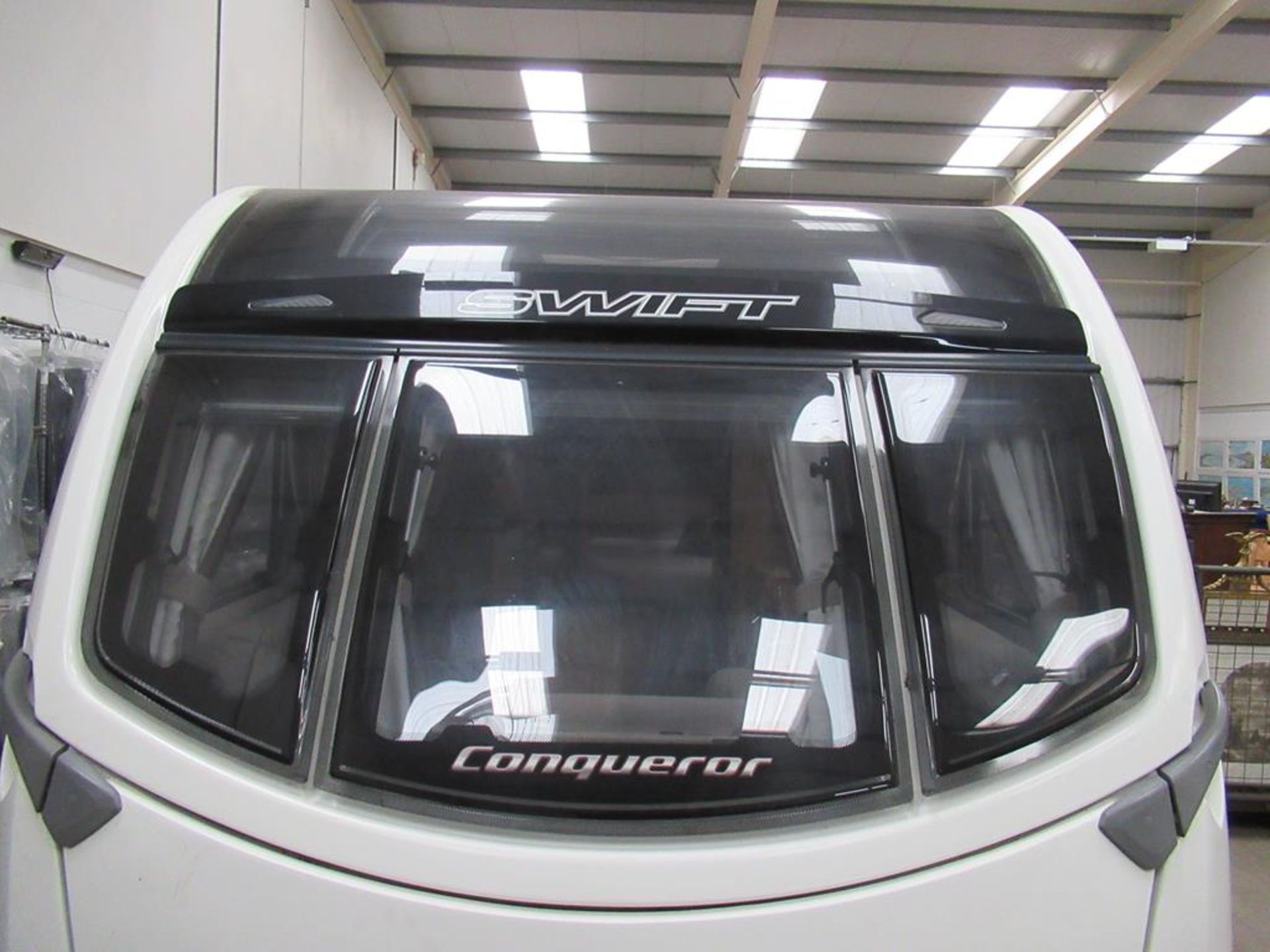 A 2015 Swift Conqueror 570 Model 4-berth Caravan - Image 13 of 56