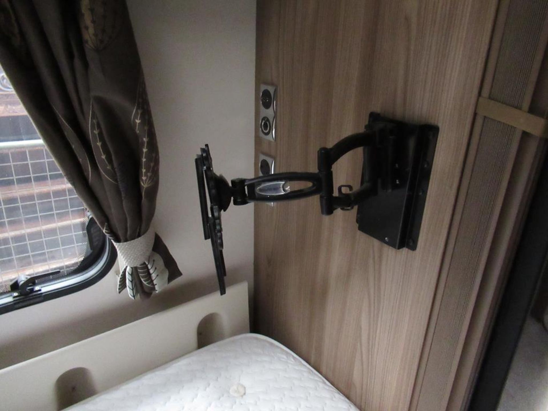 A 2015 Swift Conqueror 570 Model 4-berth Caravan - Image 34 of 56