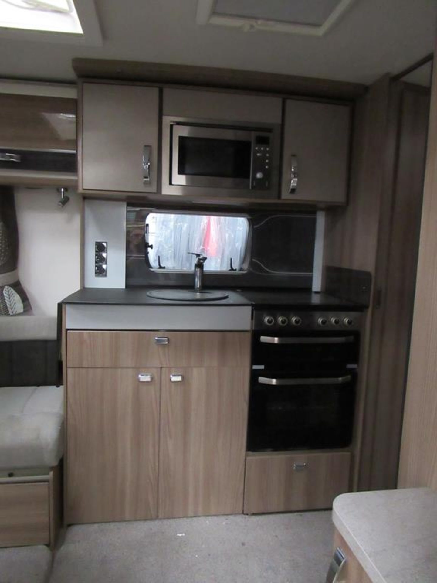 A 2015 Swift Conqueror 570 Model 4-berth Caravan - Image 16 of 56