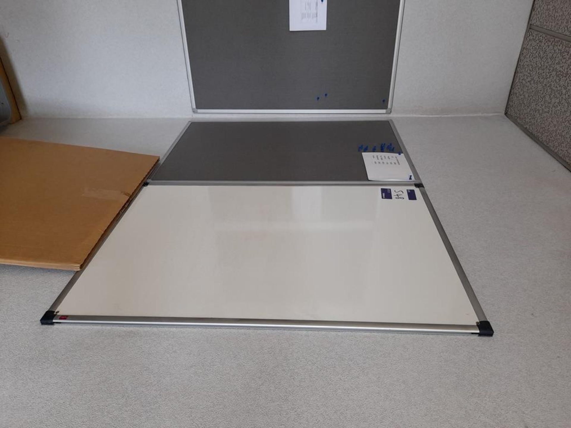 3 - Grey felt noticeboard and 2 – whiteboards, 930mm x 600mm (as lotted) - Image 2 of 2
