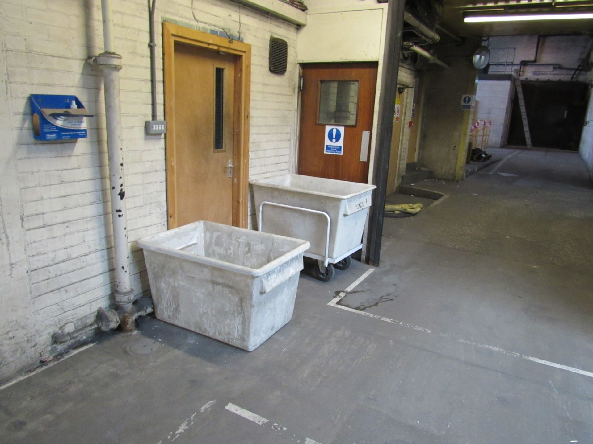 4 Various Mobile Plastic Baths and 1 additional bath (no trolley) - Image 4 of 4