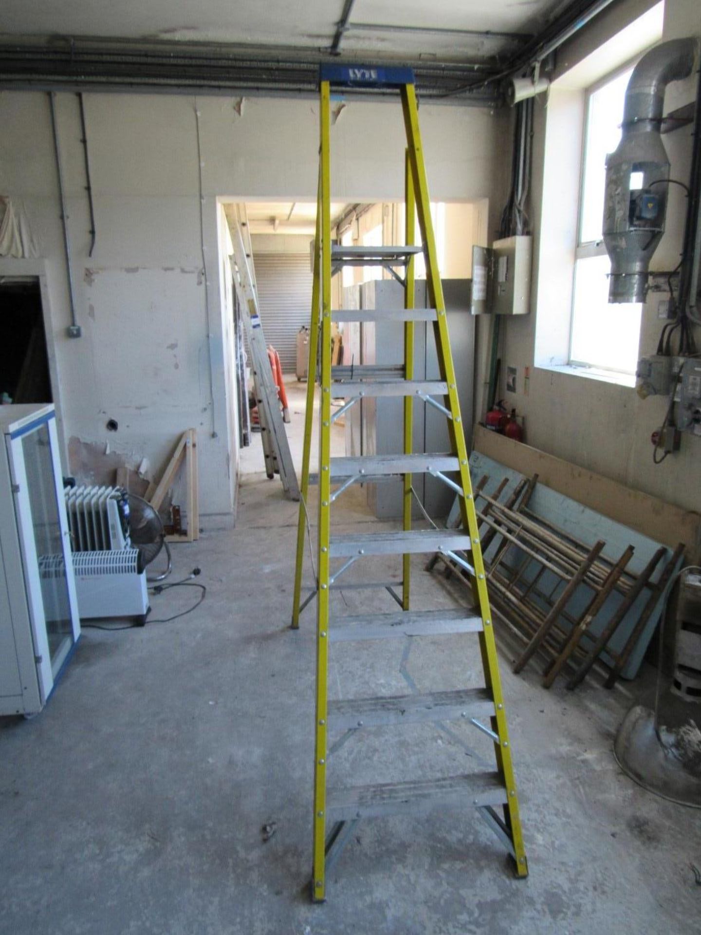 Lyte 8 Tread Electricians Ladder - Image 2 of 2