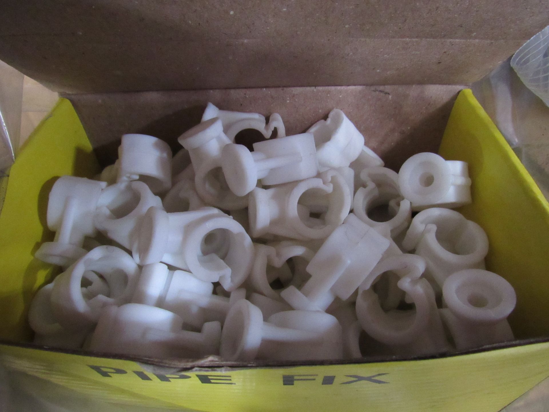 324 Approx. 16 Boxes x QTY 2000 - 16mm Plastic White Hinge Clips (for 15mm Pipes) (Approx. 30,000 - Image 3 of 3