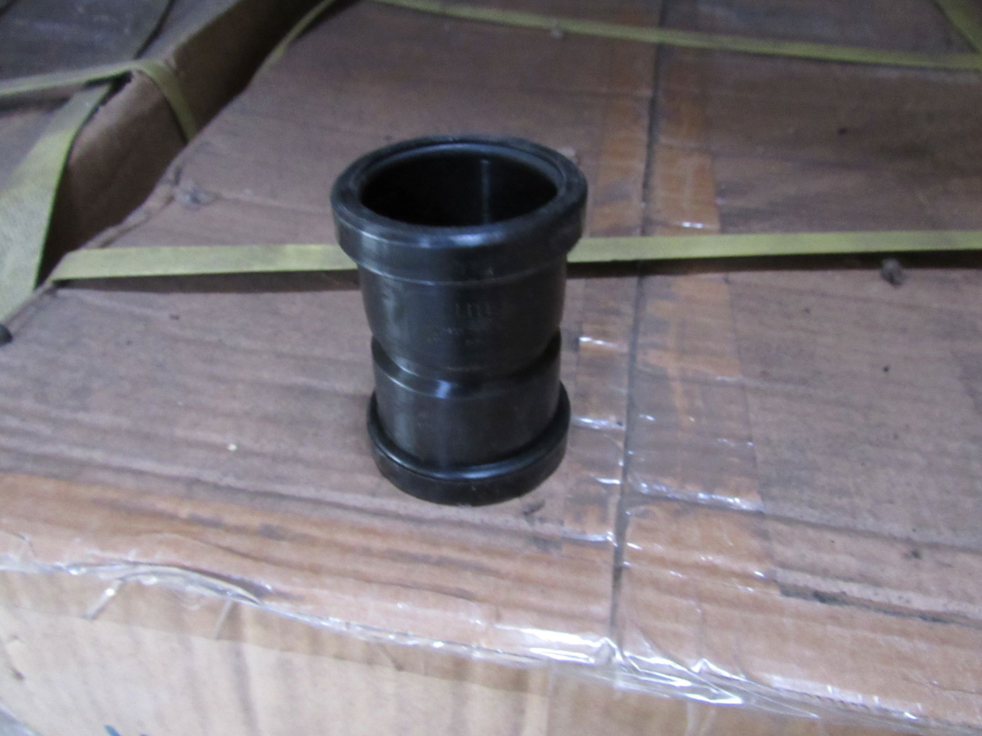 Approx. 12 Boxesx Qty 300 – Pushfi tWaste 40mm Coupler Black (Approx. 3,600Fittings) - Image 2 of 2