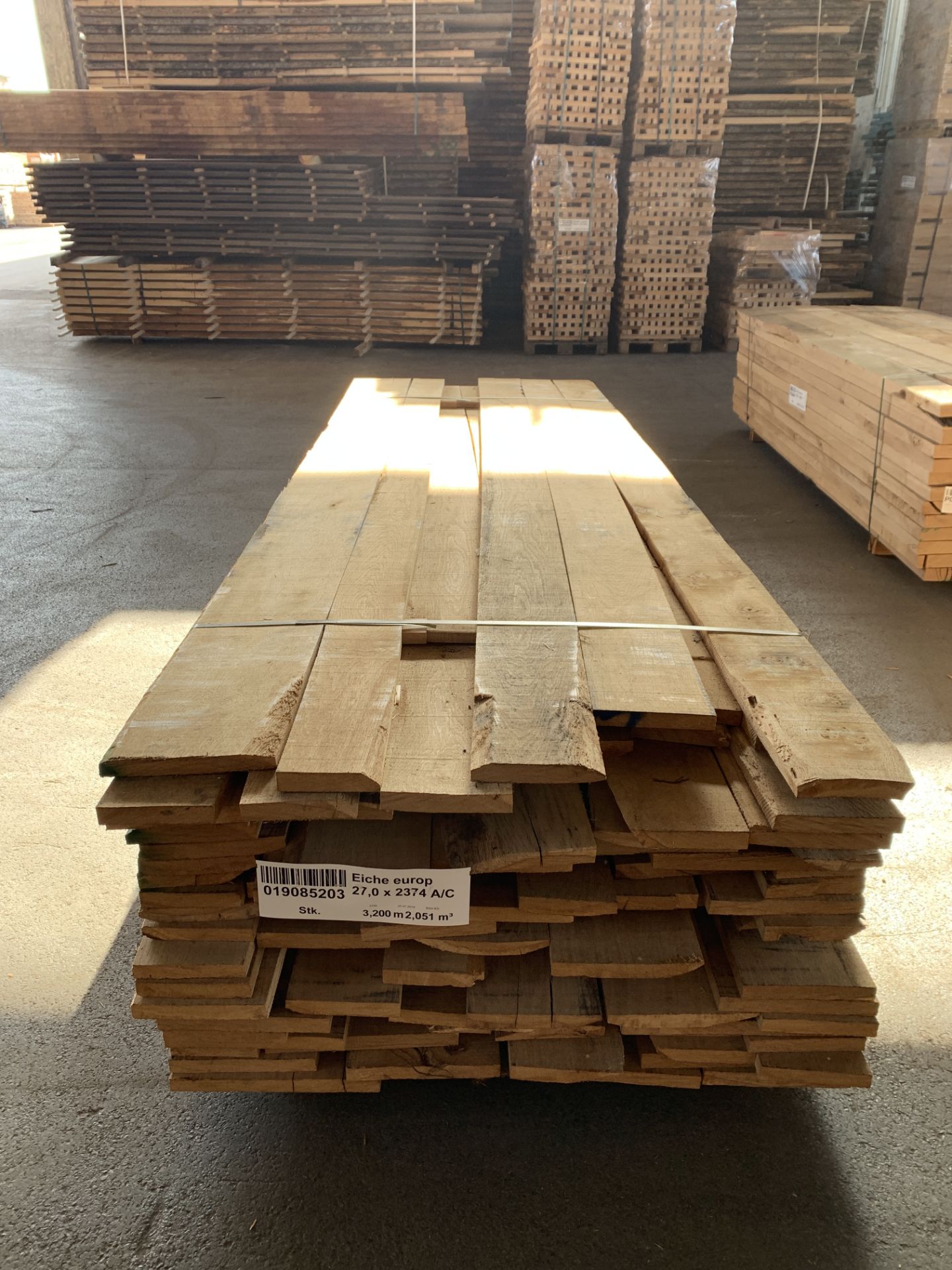 Square edged kiln dried European Oak Boards Pack Approximate sizes: Thickness: 27 mm Width: random - Image 2 of 5