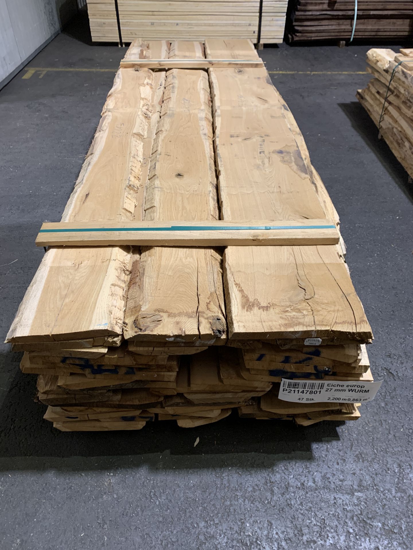 Waney / Natural edge kiln dried European Oak boards pack Antique grade Approximate sizes: Thickness: - Image 2 of 5