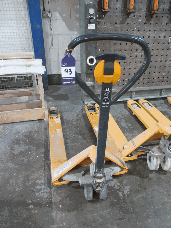 Hand pump pallet truck