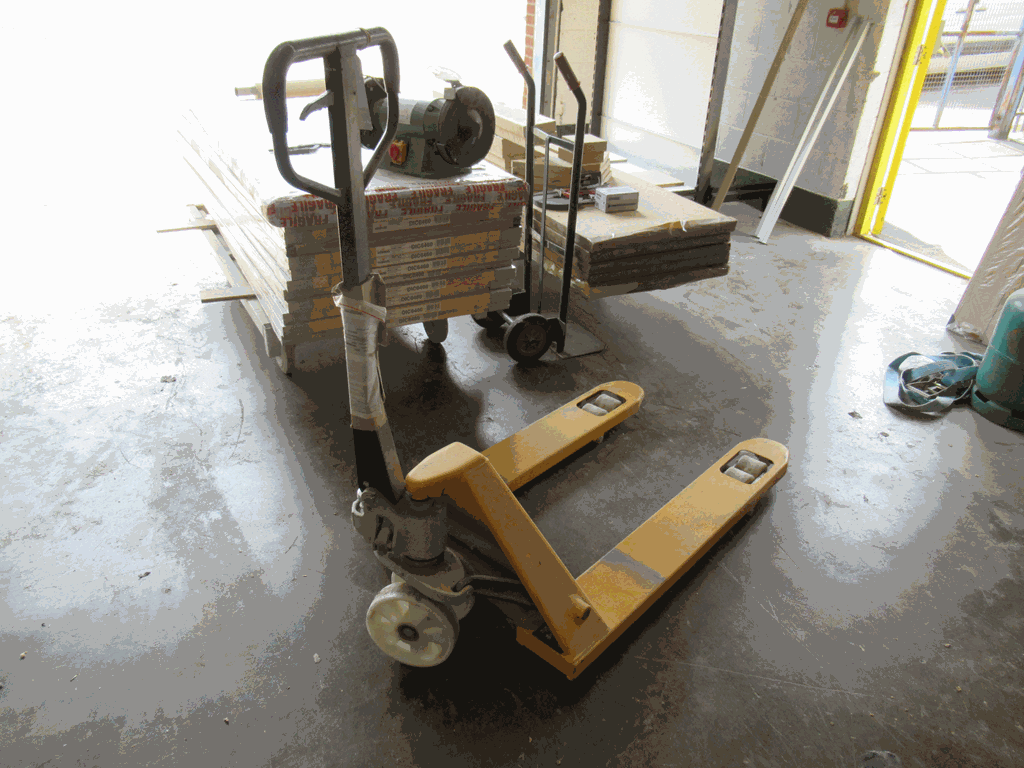 Hand pump pallet truck