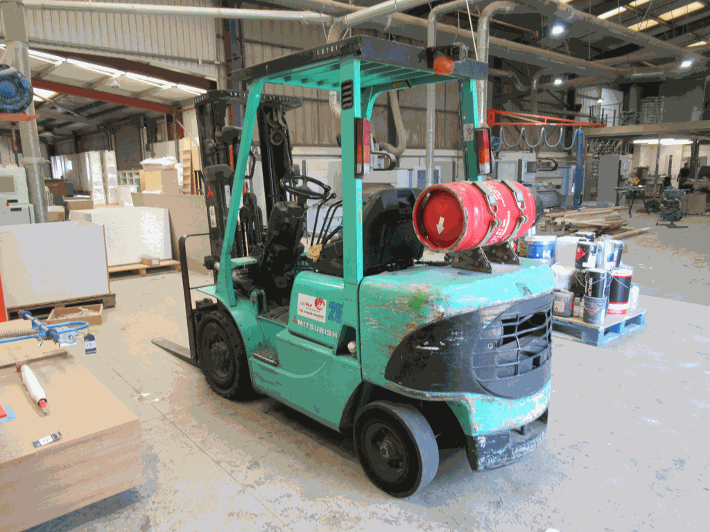 A 2001 Mitsubishi FG25k 2350KG SWL Gas Operated Forklift - Image 2 of 9
