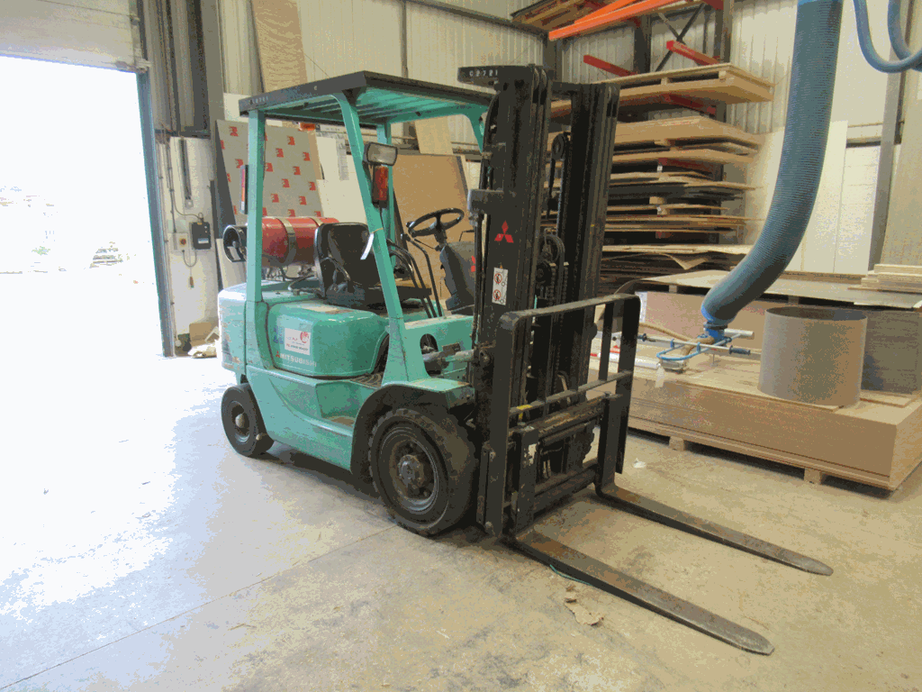 A 2001 Mitsubishi FG25k 2350KG SWL Gas Operated Forklift
