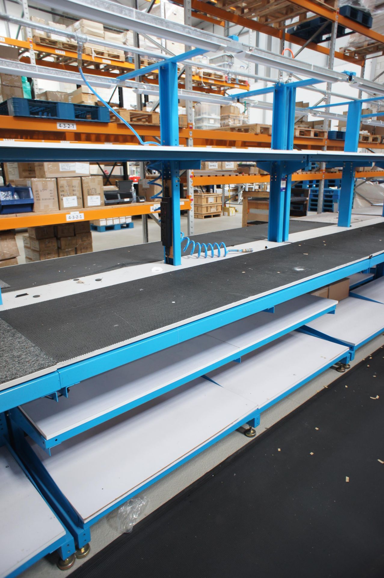 Double sided cantilever assembly bench, with integrated lighting (Approx. 2240 x 1500 x 2000), other - Image 3 of 3