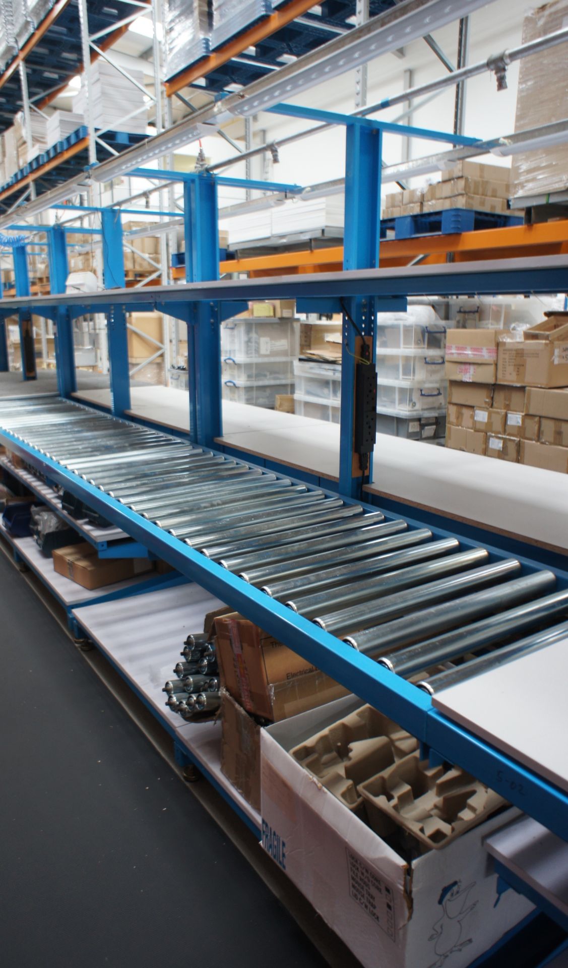 Double sided assembly station, comprising 4 x various worktables and roller conveyor (4.4m x 690mm), - Image 3 of 4