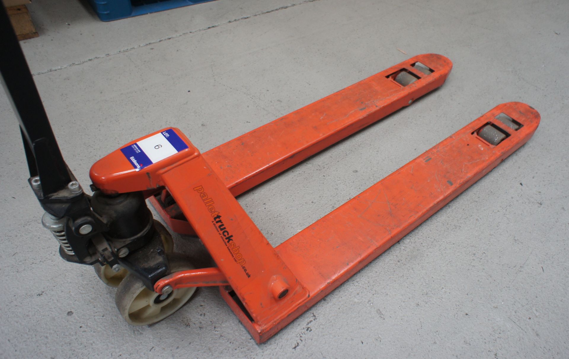 Unbadged hand hydraulic pallet truck *Delayed collection, to be arranged with the auctioneers - Image 2 of 2