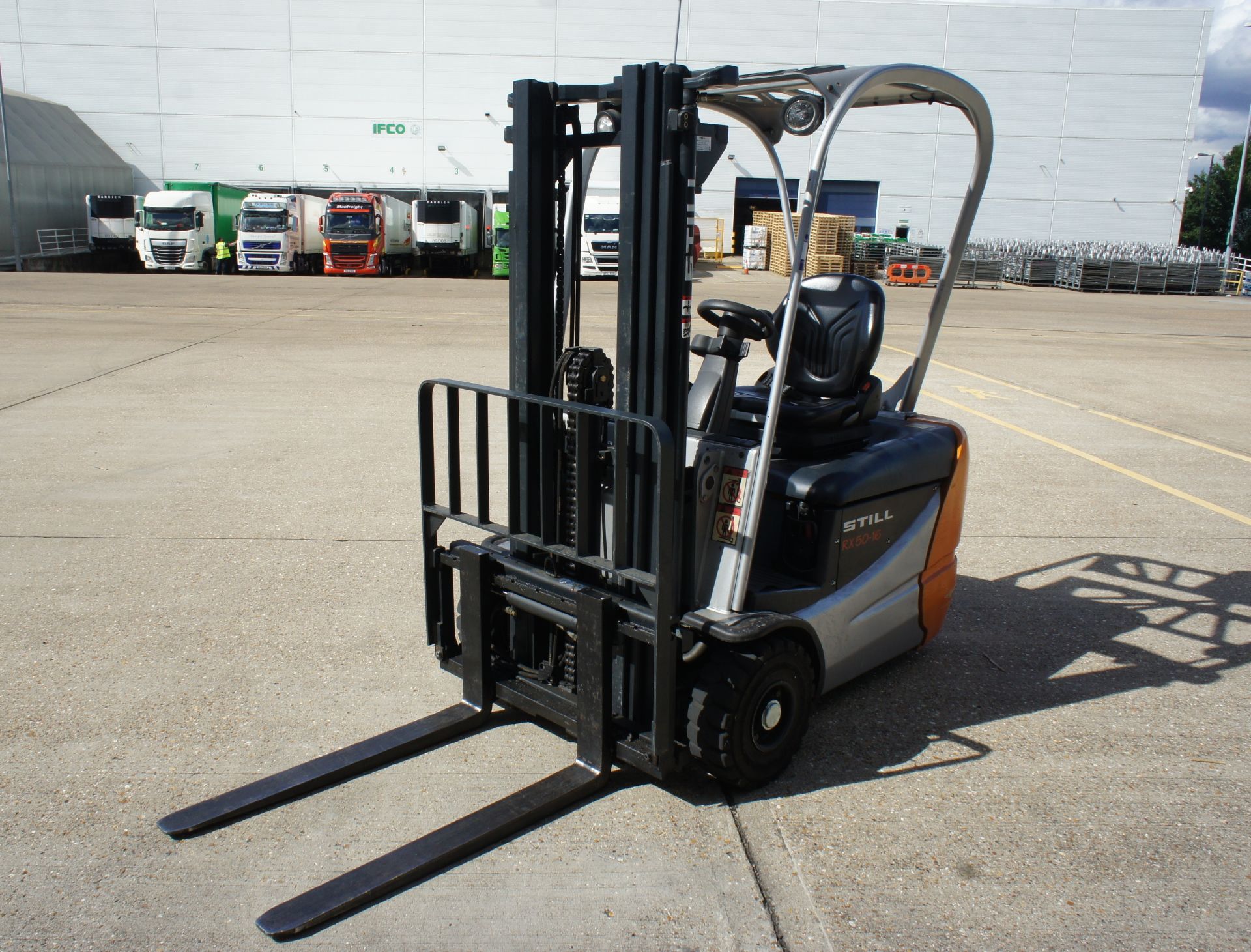 Still RX50-16 counterbalance electric forklift truck, Capacity 1600KG, Triple mast – closed height