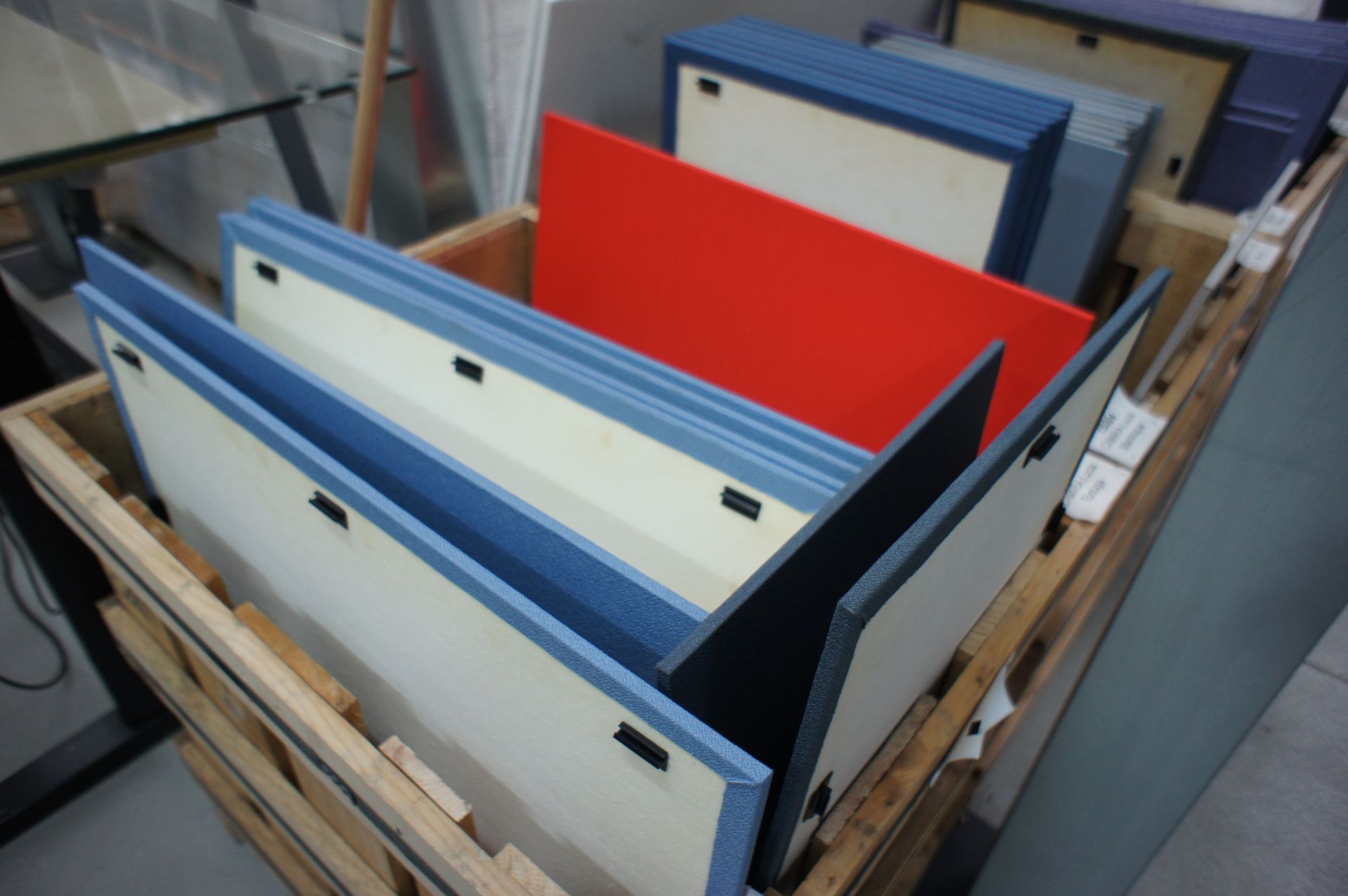 Quantity of upholstered desk dividers of various sizes and colours, to 8 x crates - Image 4 of 6