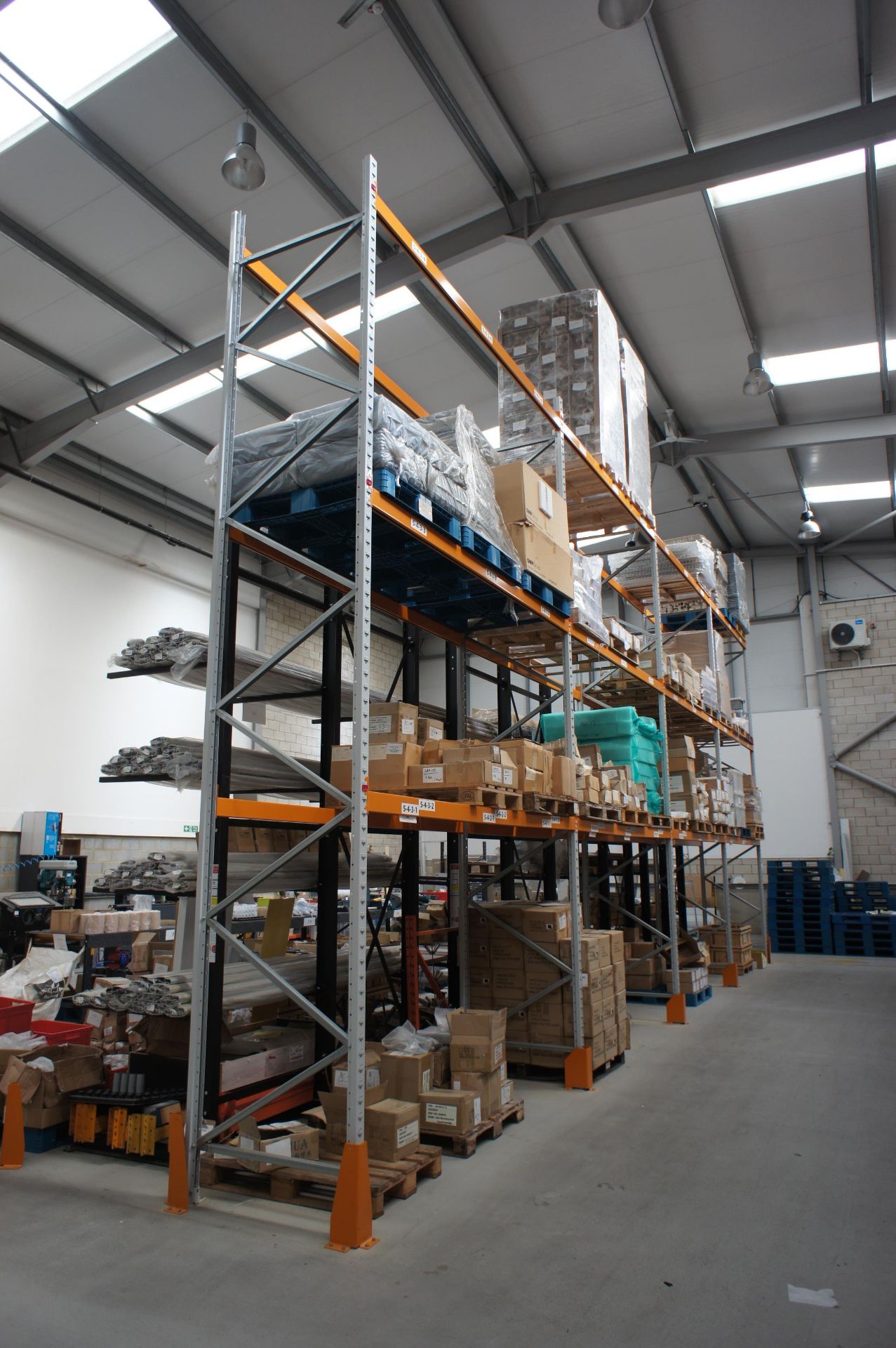 4 x Bays of Apex pallet racking, comprising 5 x uprights (6m x 1.1m), and 24 x crossbeams (3.3m) * - Image 2 of 2