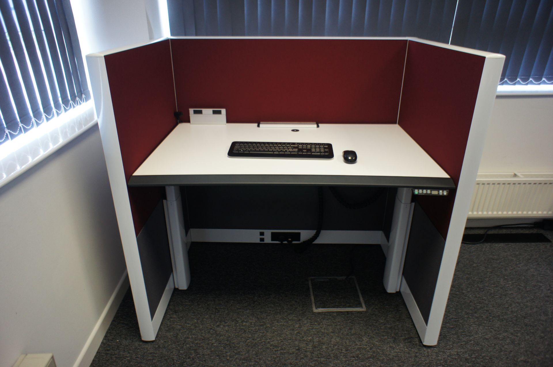 Single person office pod, with Adapt cantilever rise and fall desk (1220 x 780) Purchasers to ensure - Image 2 of 2