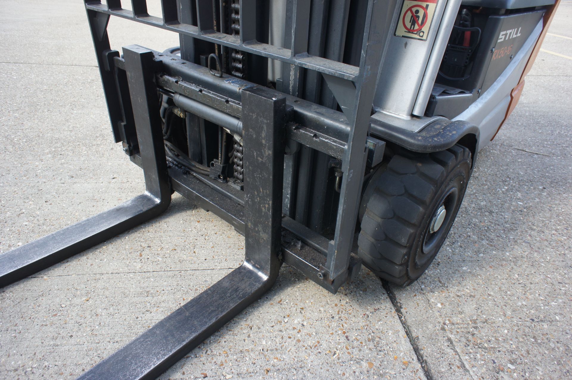 Still RX50-16 counterbalance electric forklift truck, Capacity 1600KG, Triple mast – closed height - Image 7 of 9