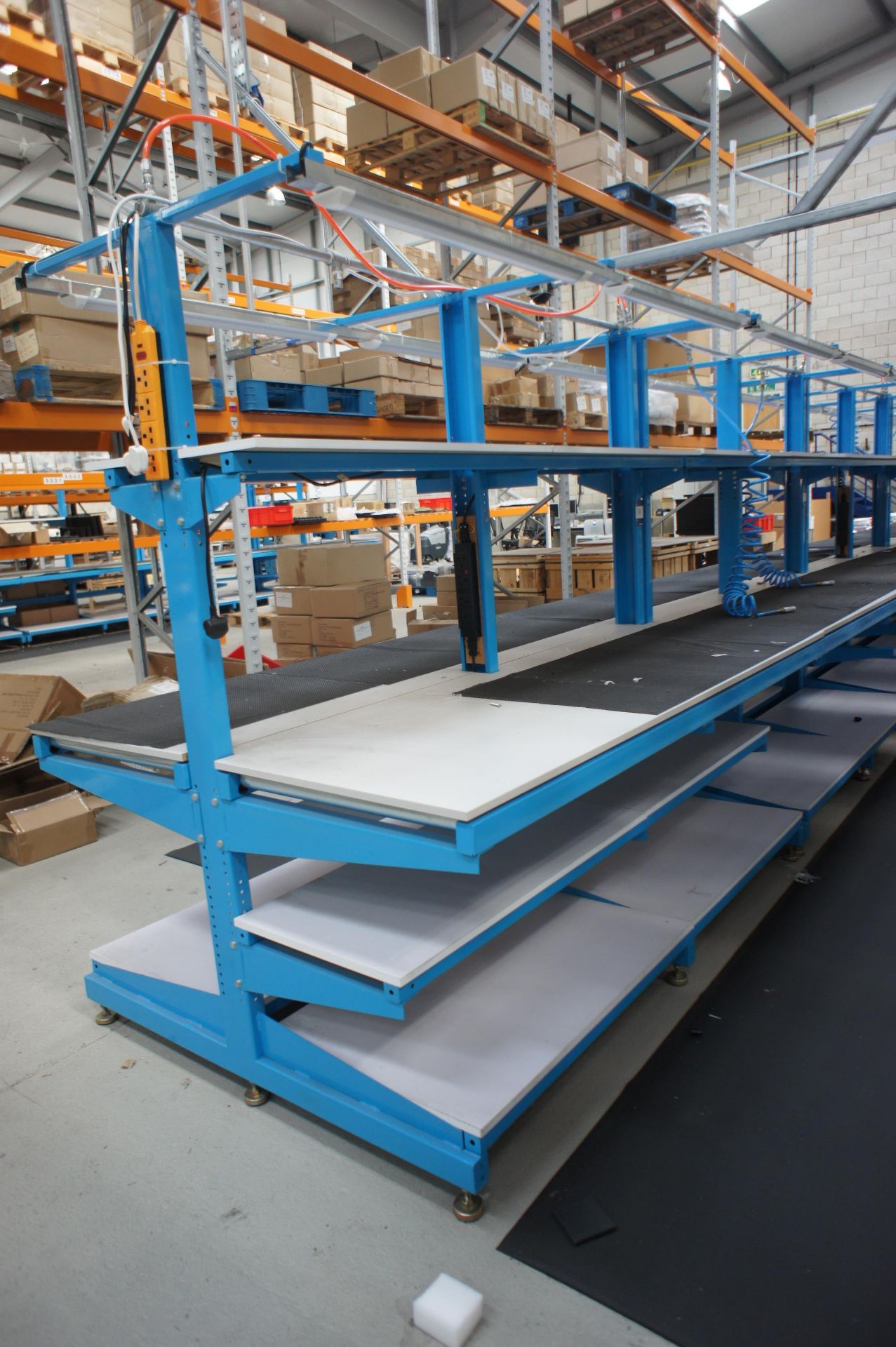 Double sided cantilever assembly bench, with integrated lighting (Approx. 2240 x 1500 x 2000), other - Image 2 of 2