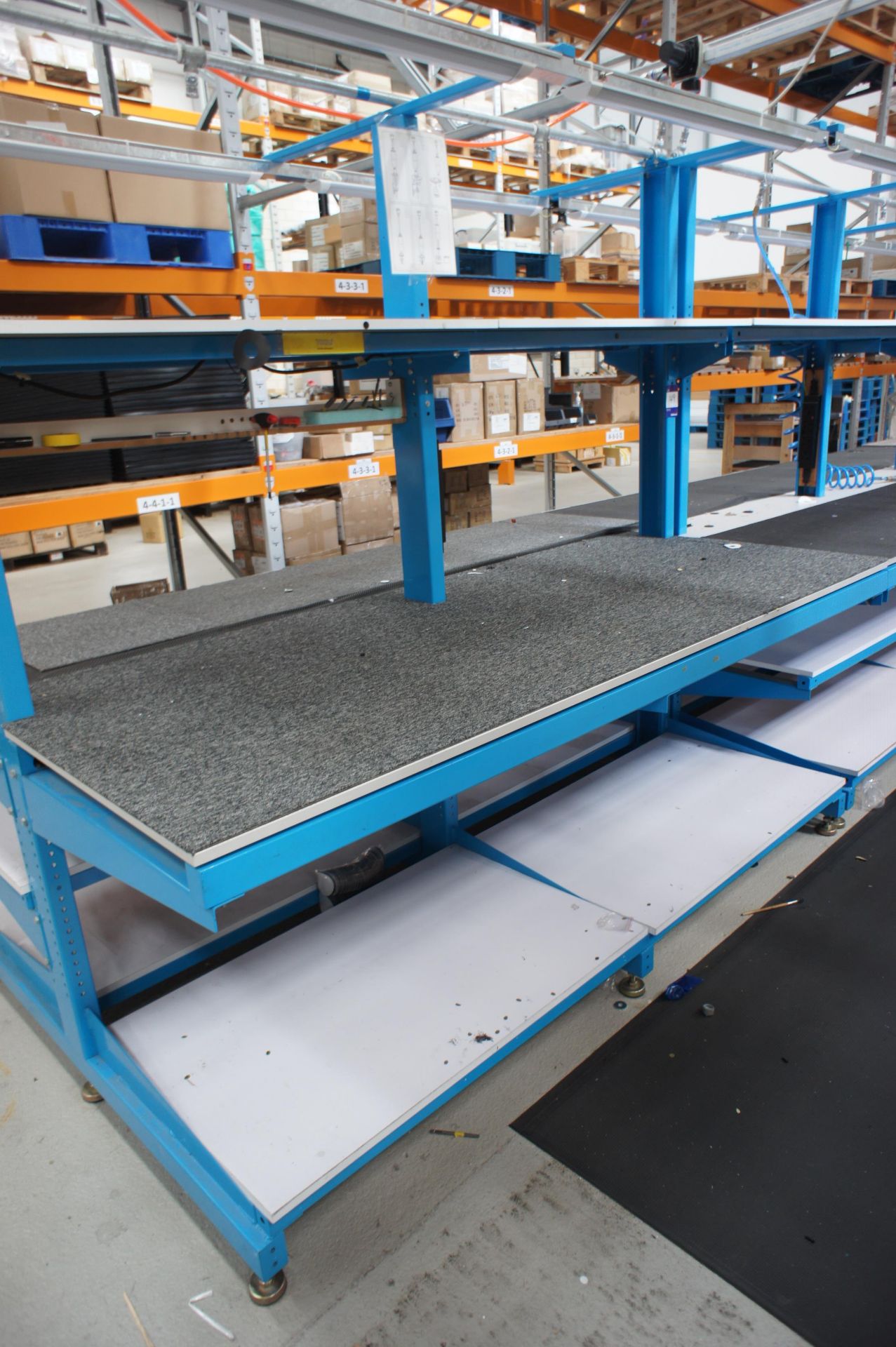Double sided cantilever assembly bench, with integrated lighting (Approx. 2240 x 1500 x 2000), other - Image 2 of 2