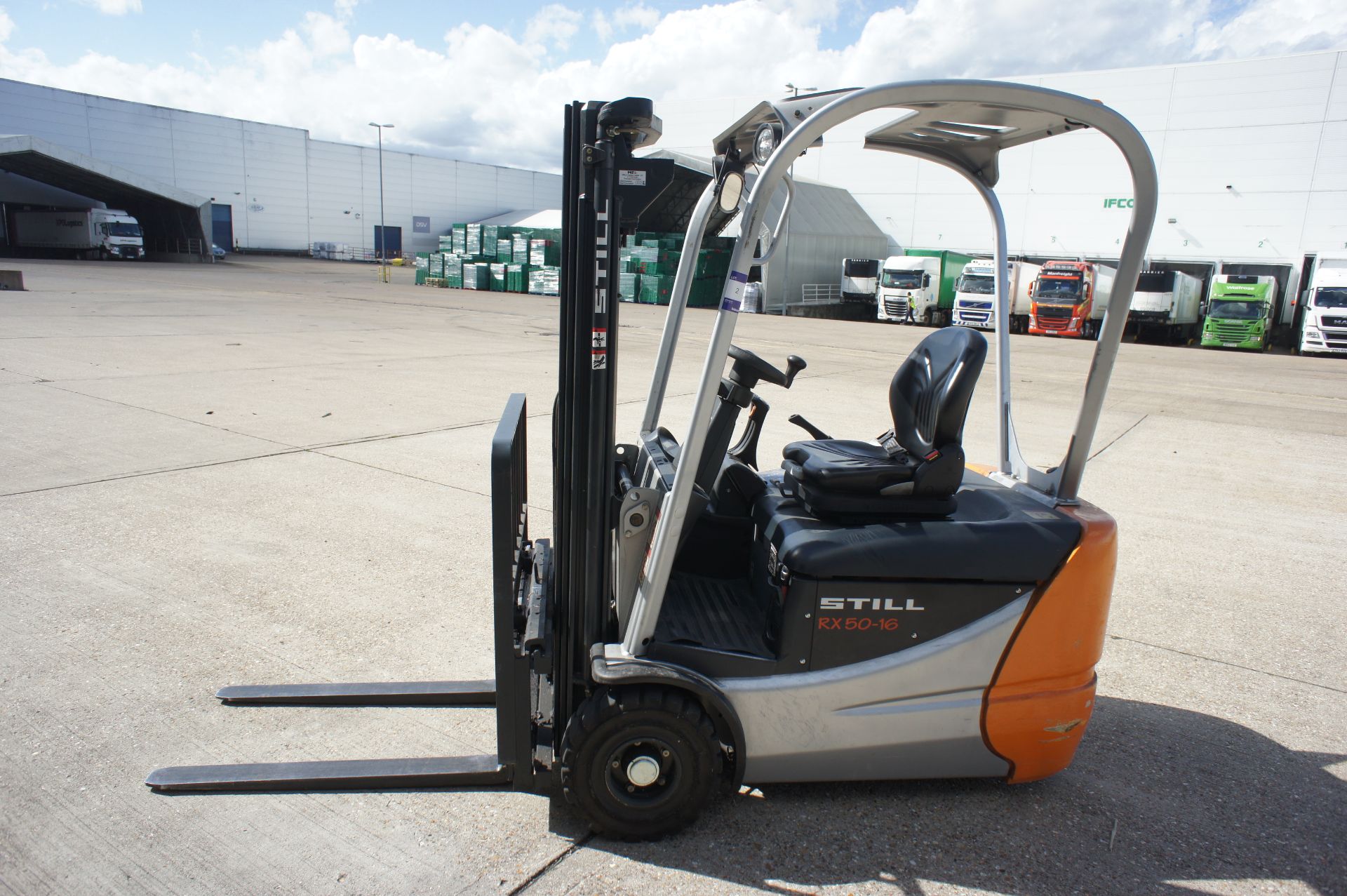 Still RX50-16 counterbalance electric forklift truck, Capacity 1600KG, Triple mast – closed height - Image 2 of 9